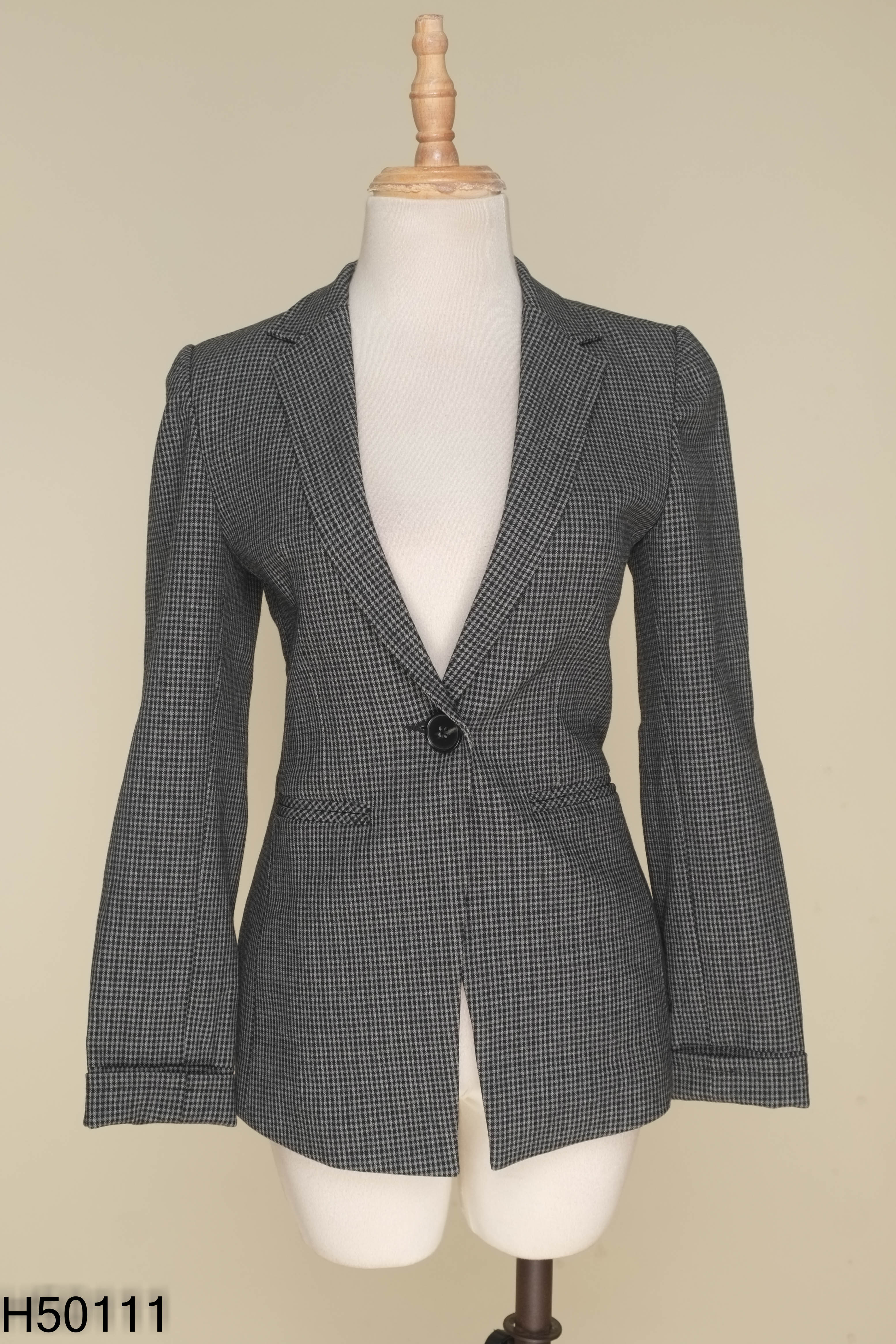 Áo vest kẻ đen