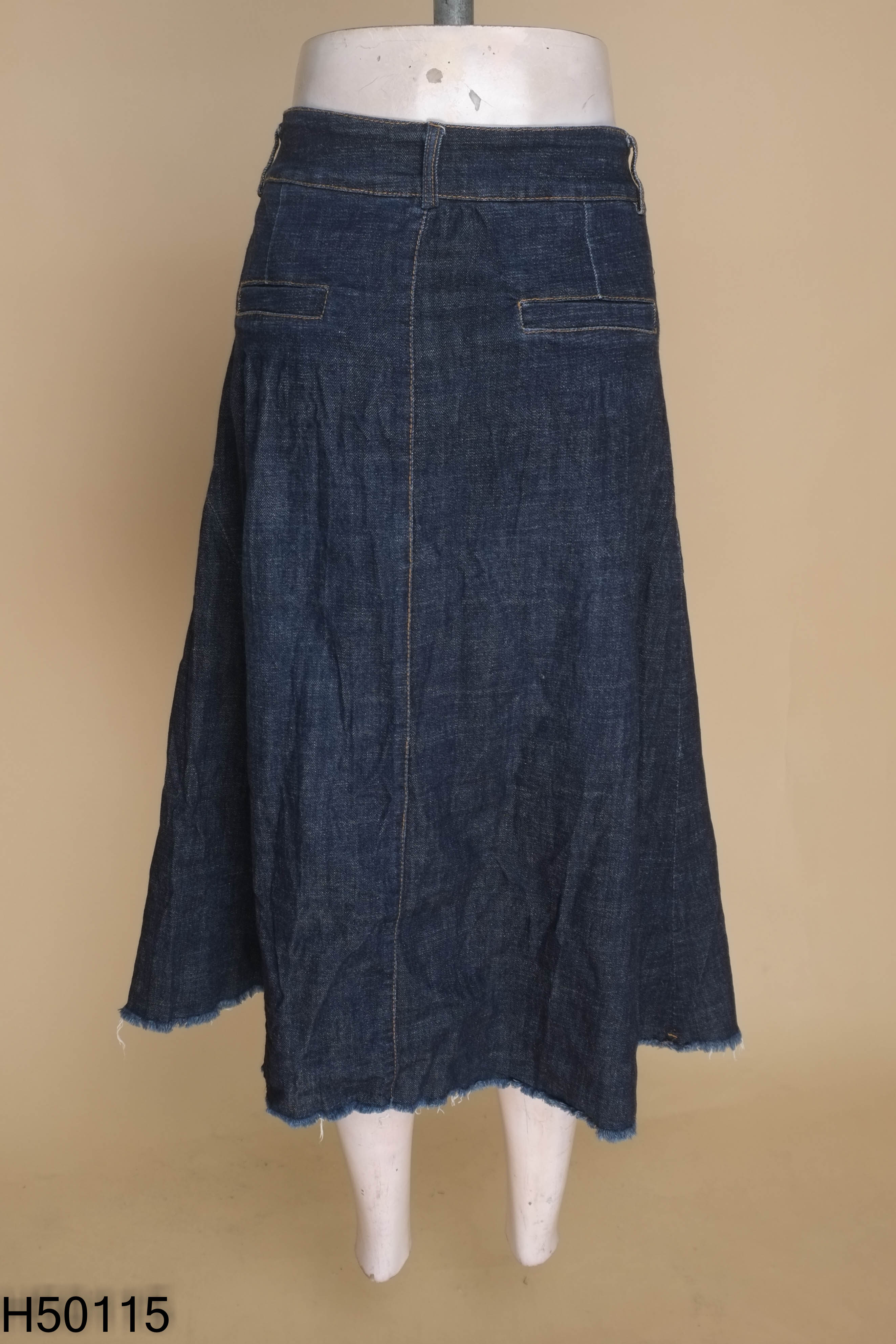 Chân váy jeans xanh cắt gấu tua rua