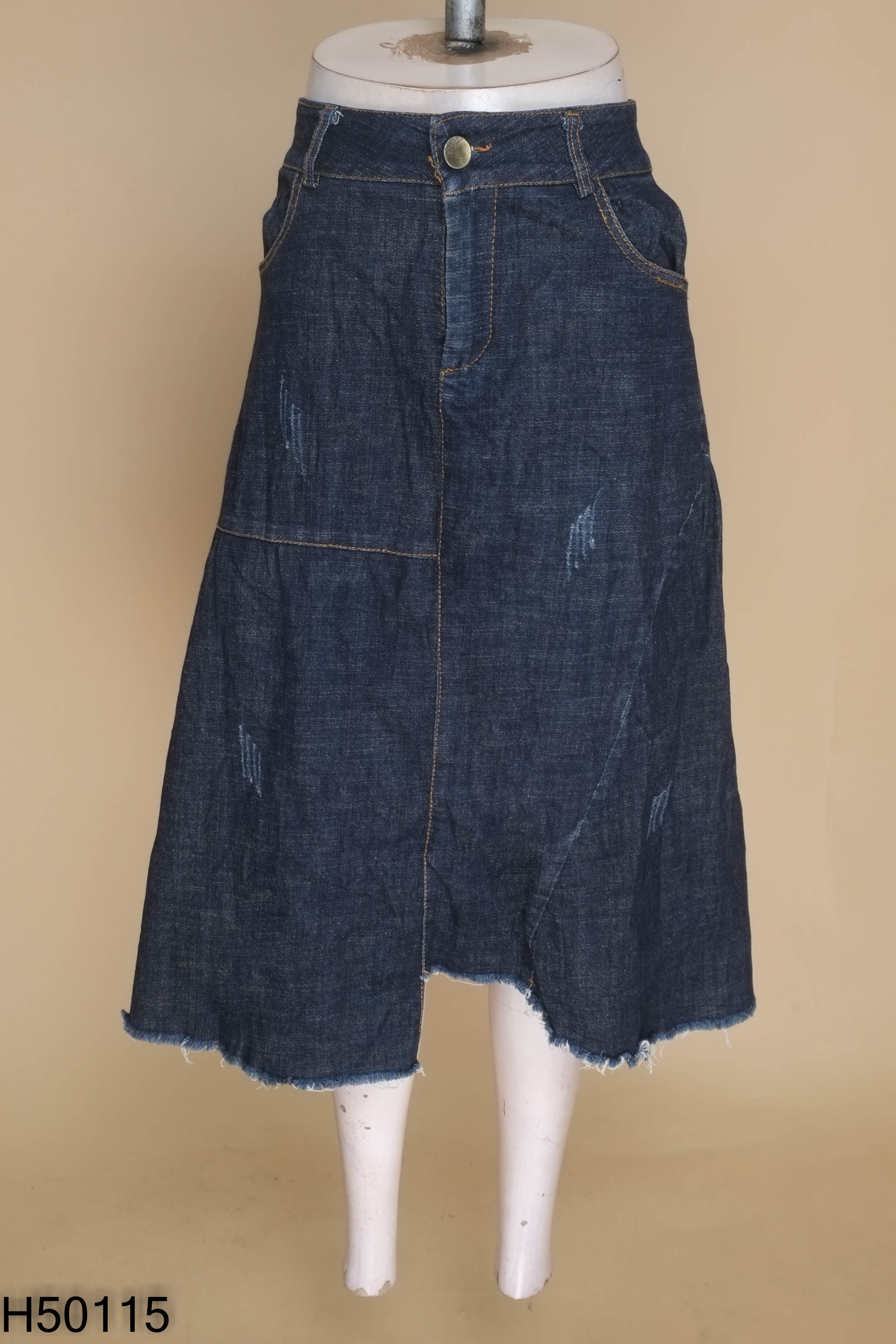 Chân váy jeans xanh cắt gấu tua rua