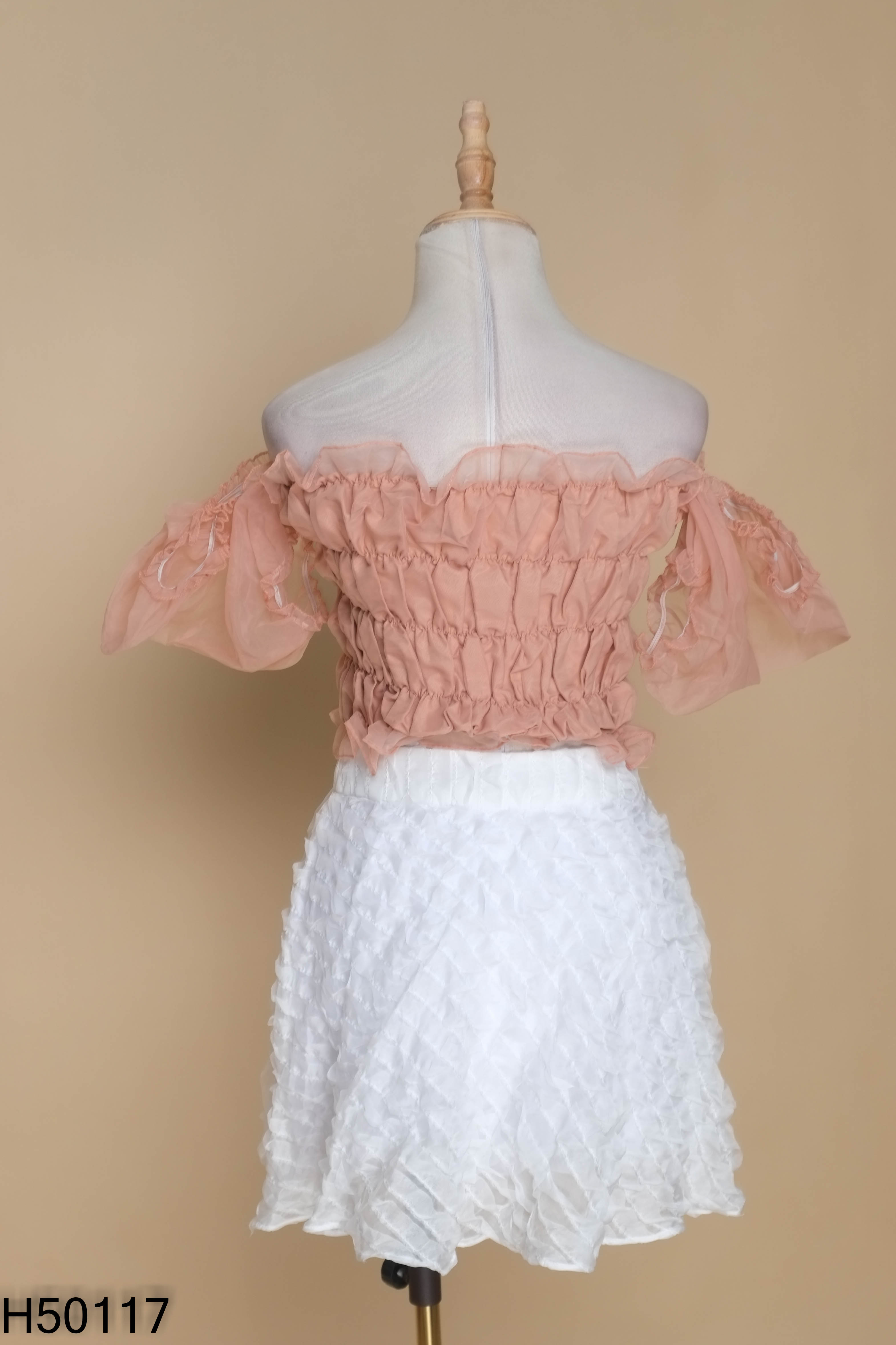Set Áo croptop hồng nhún + Chân váy trắng
