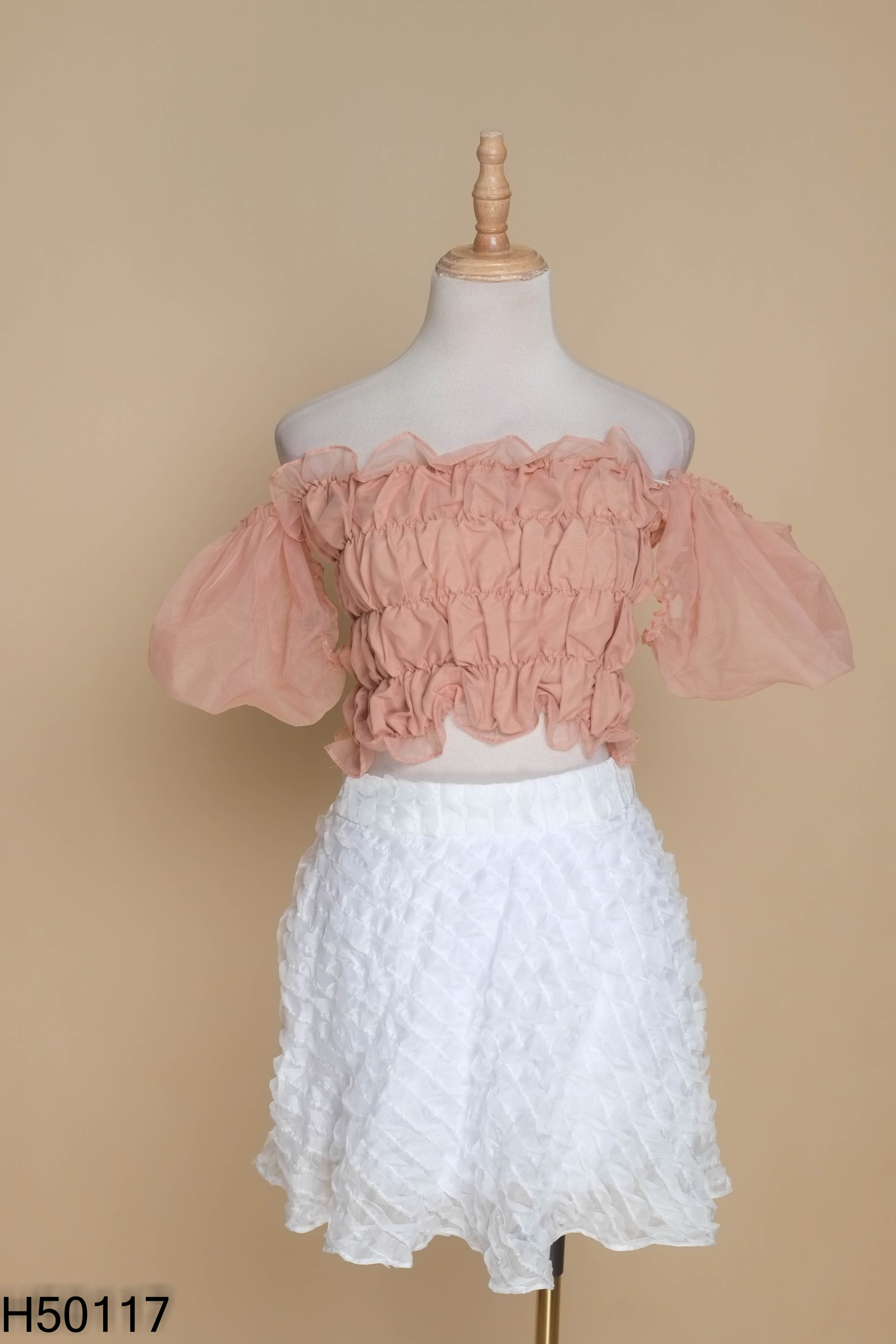 Set Áo croptop hồng nhún + Chân váy trắng