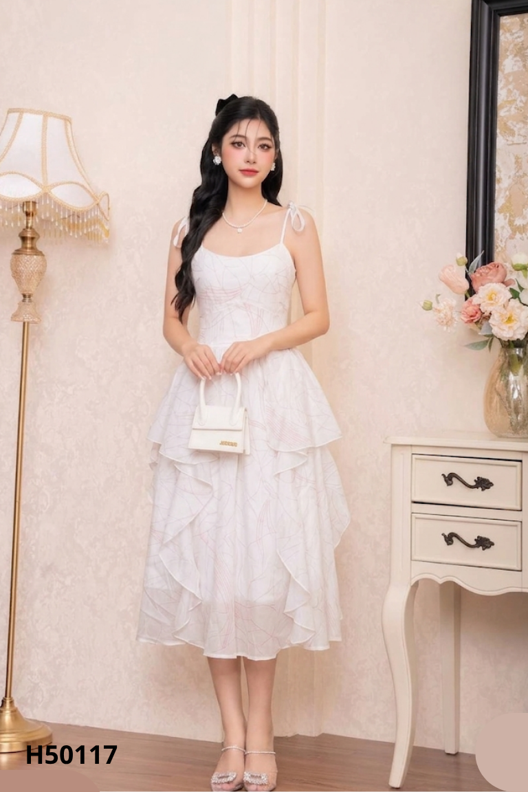 Váy hai dây voan trắng họa tiết hồng phối tầng