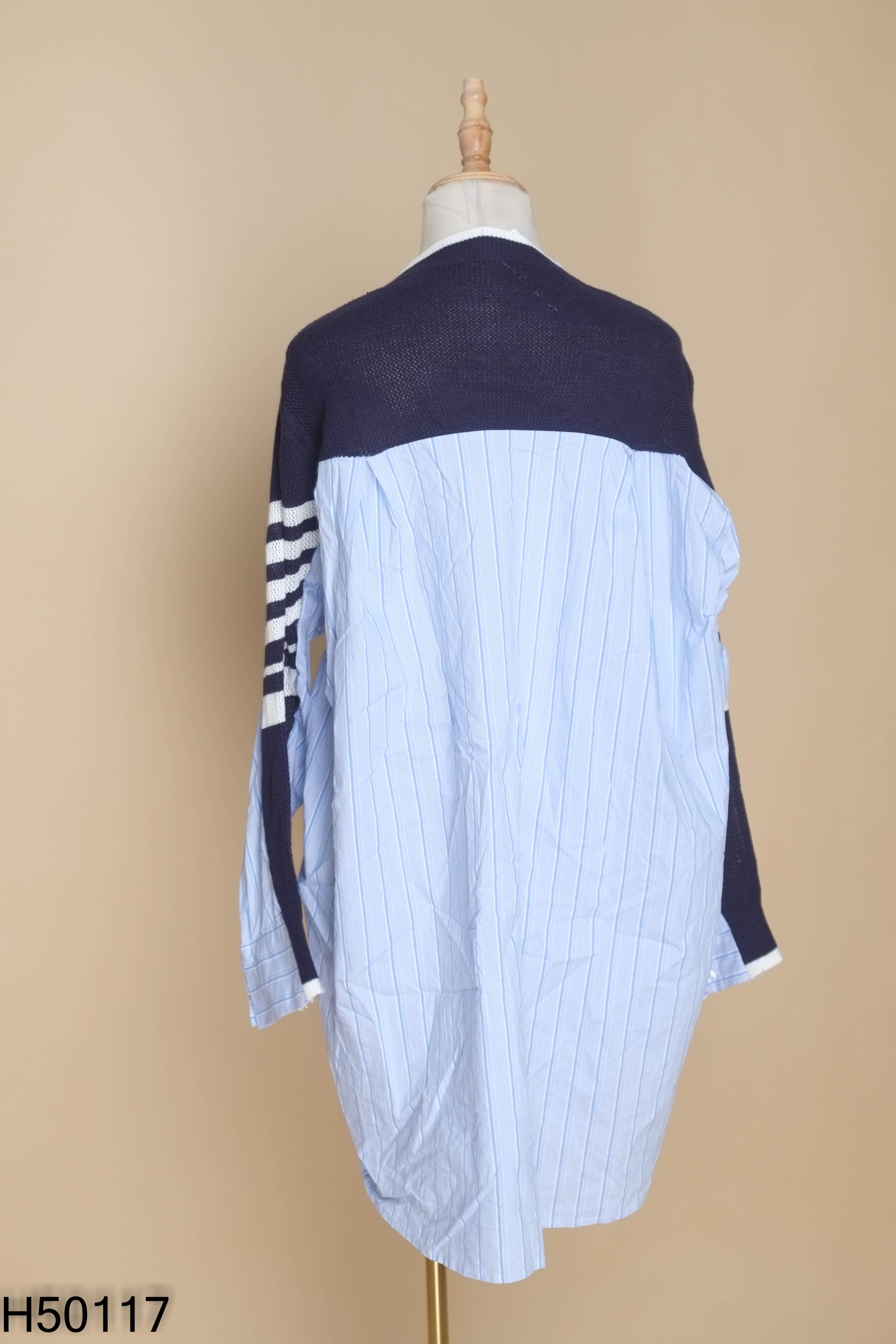 Áo sơ mi xanh sọc phối cardigan oversize