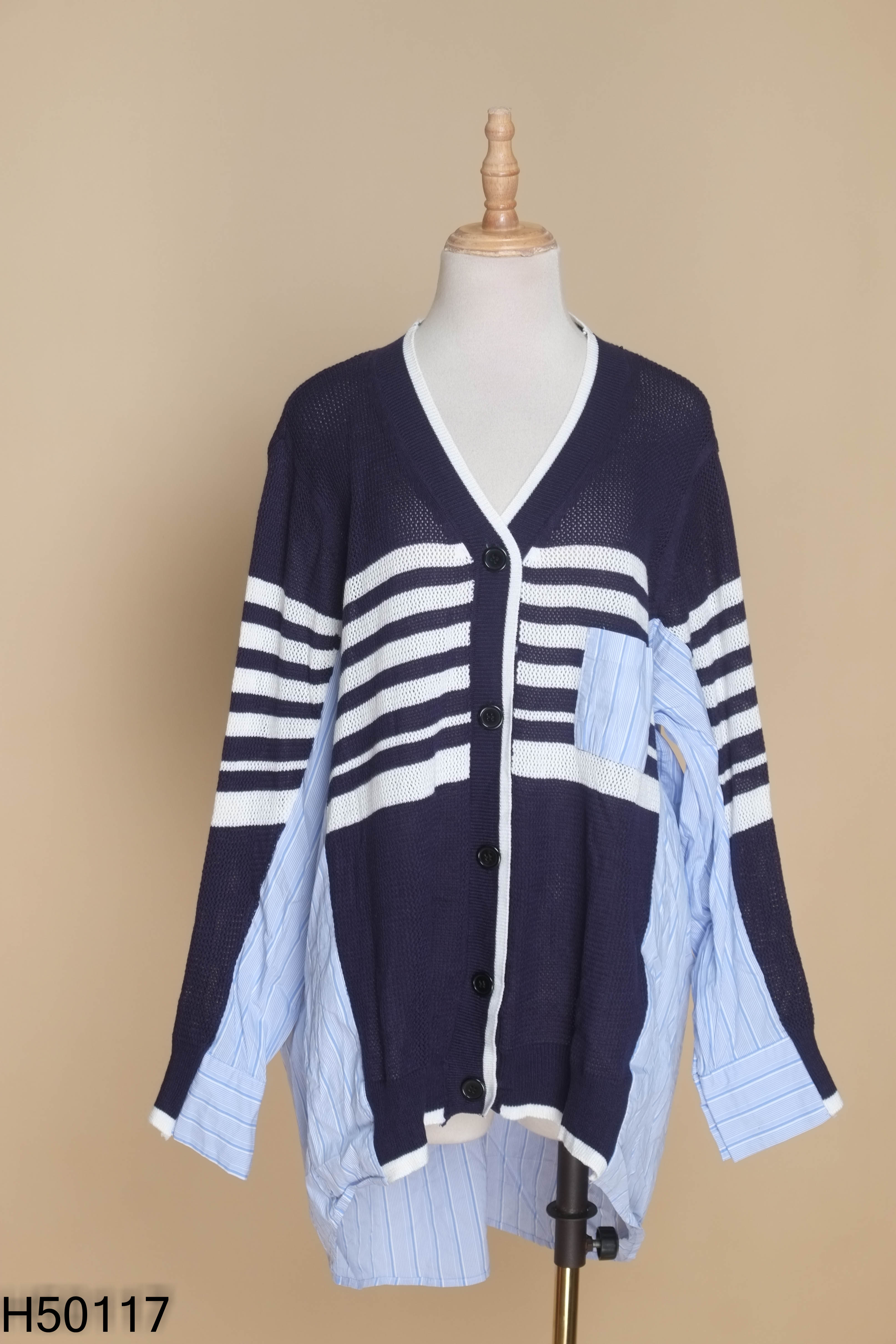 Áo sơ mi xanh sọc phối cardigan oversize