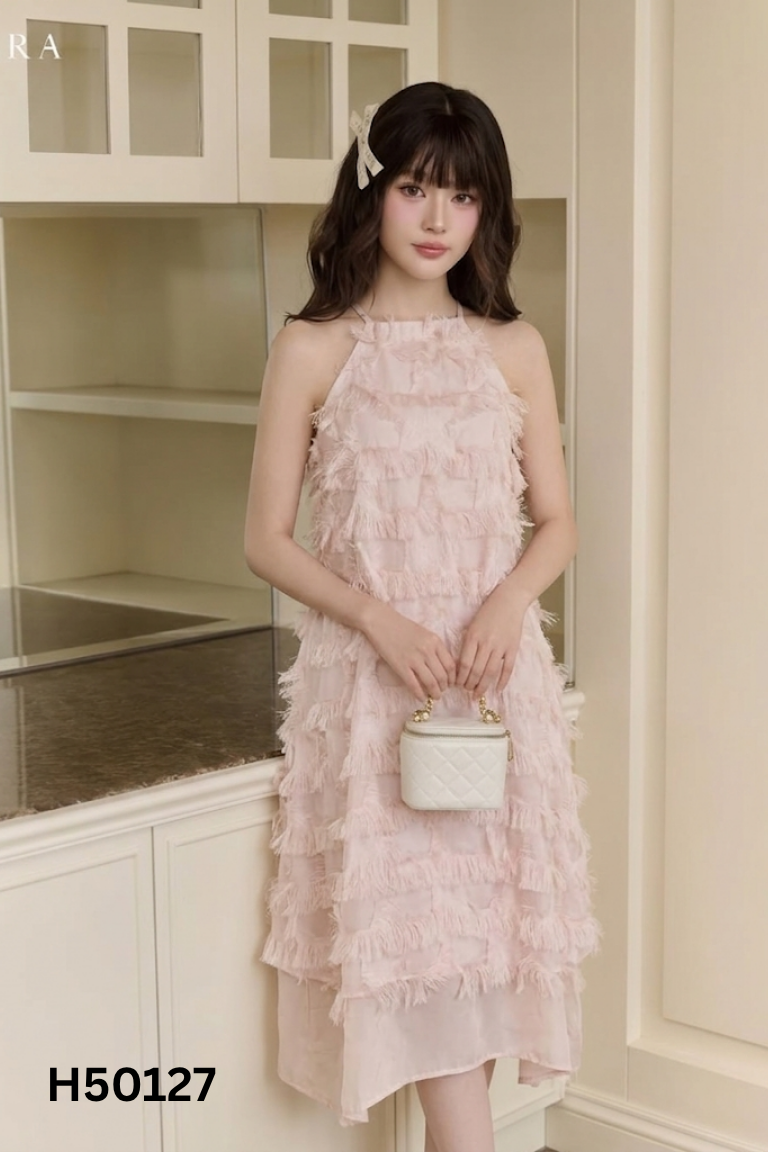 Váy hồng cổ yếm đính lông