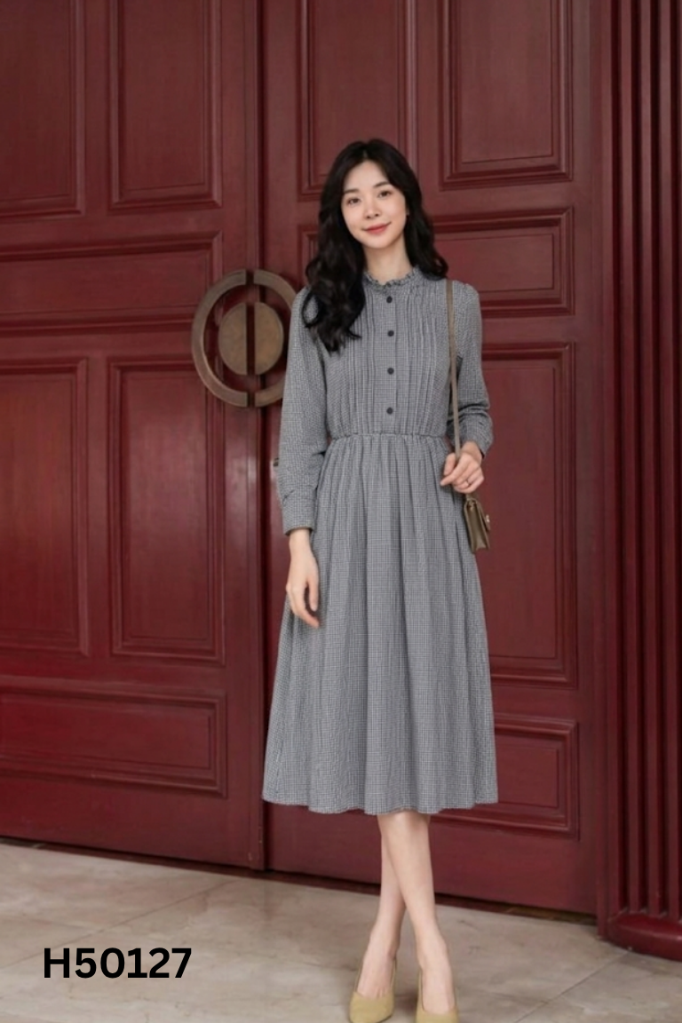 Váy đen trắng họa tiết xếp ly