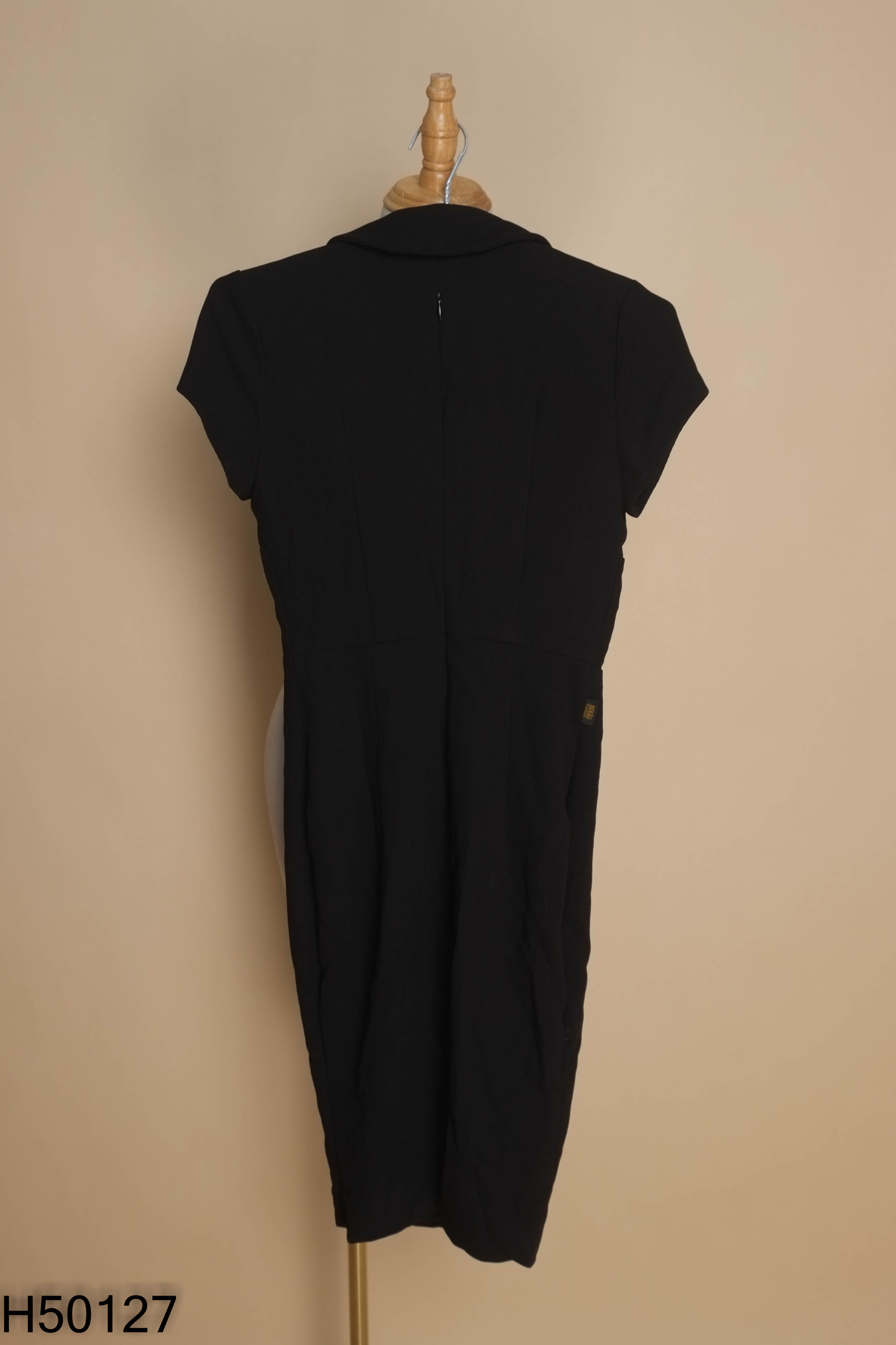 Váy đen cổ vest