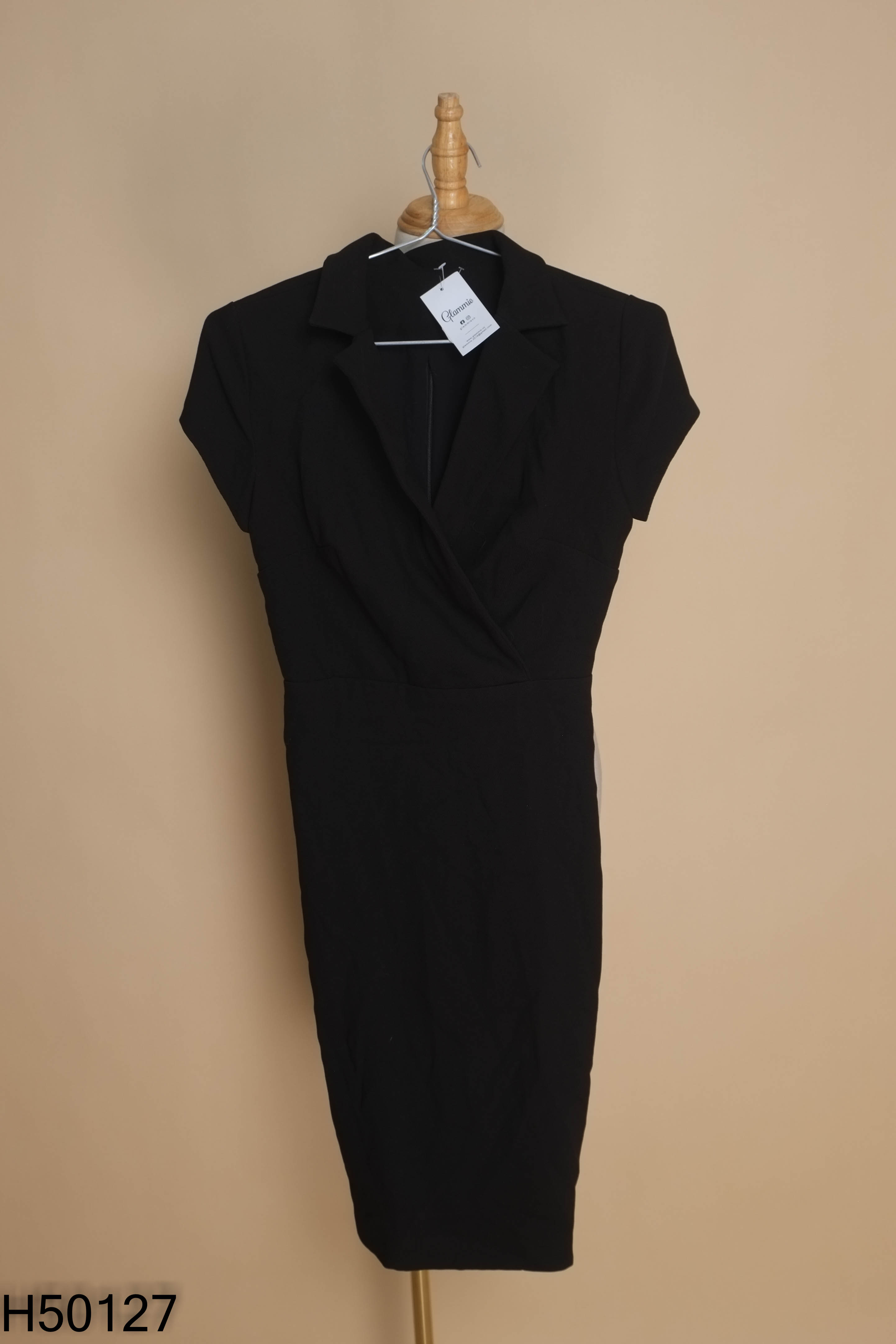 Váy đen cổ vest
