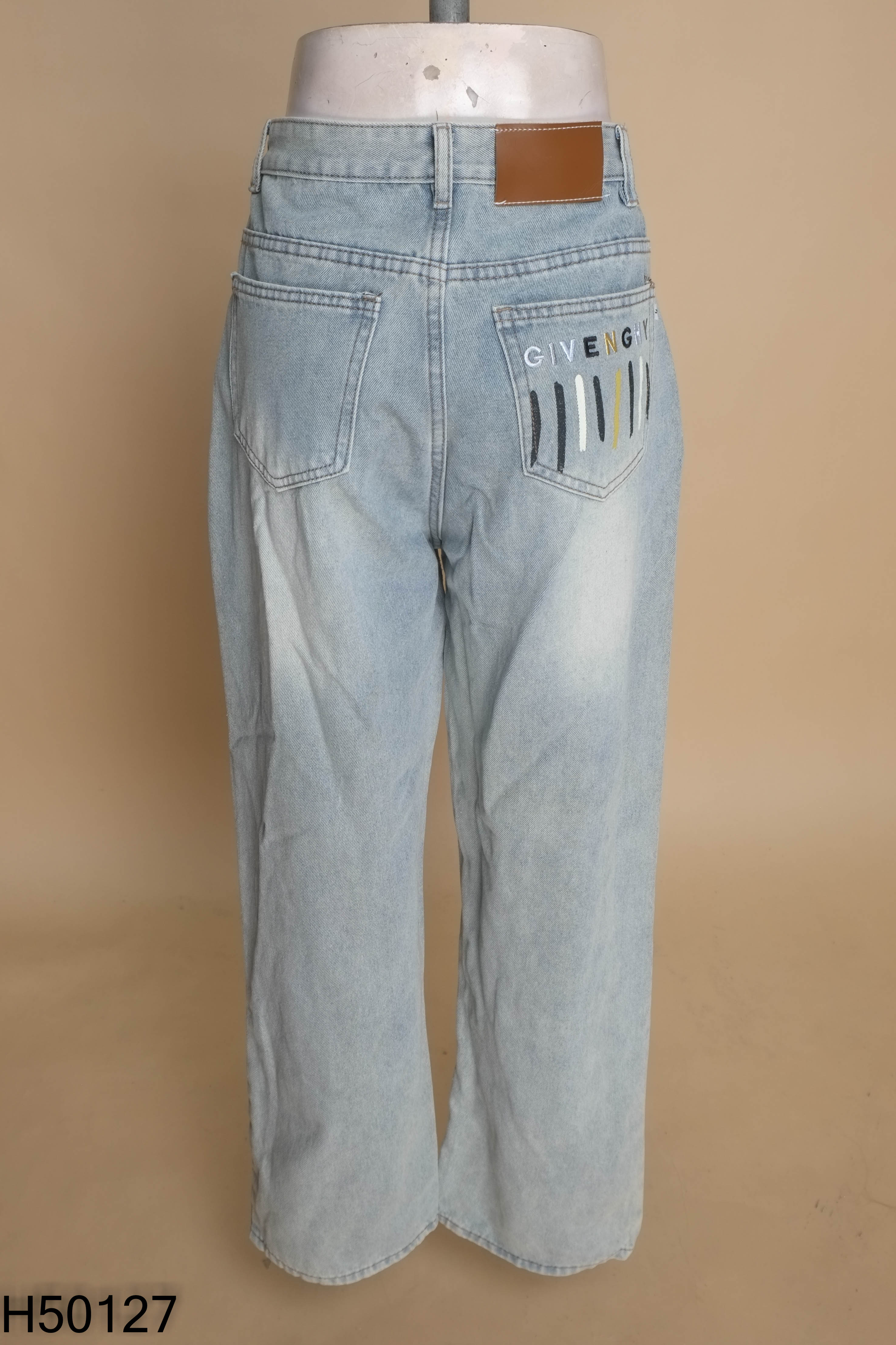 Quần jeans xanh túi thêu chữ
