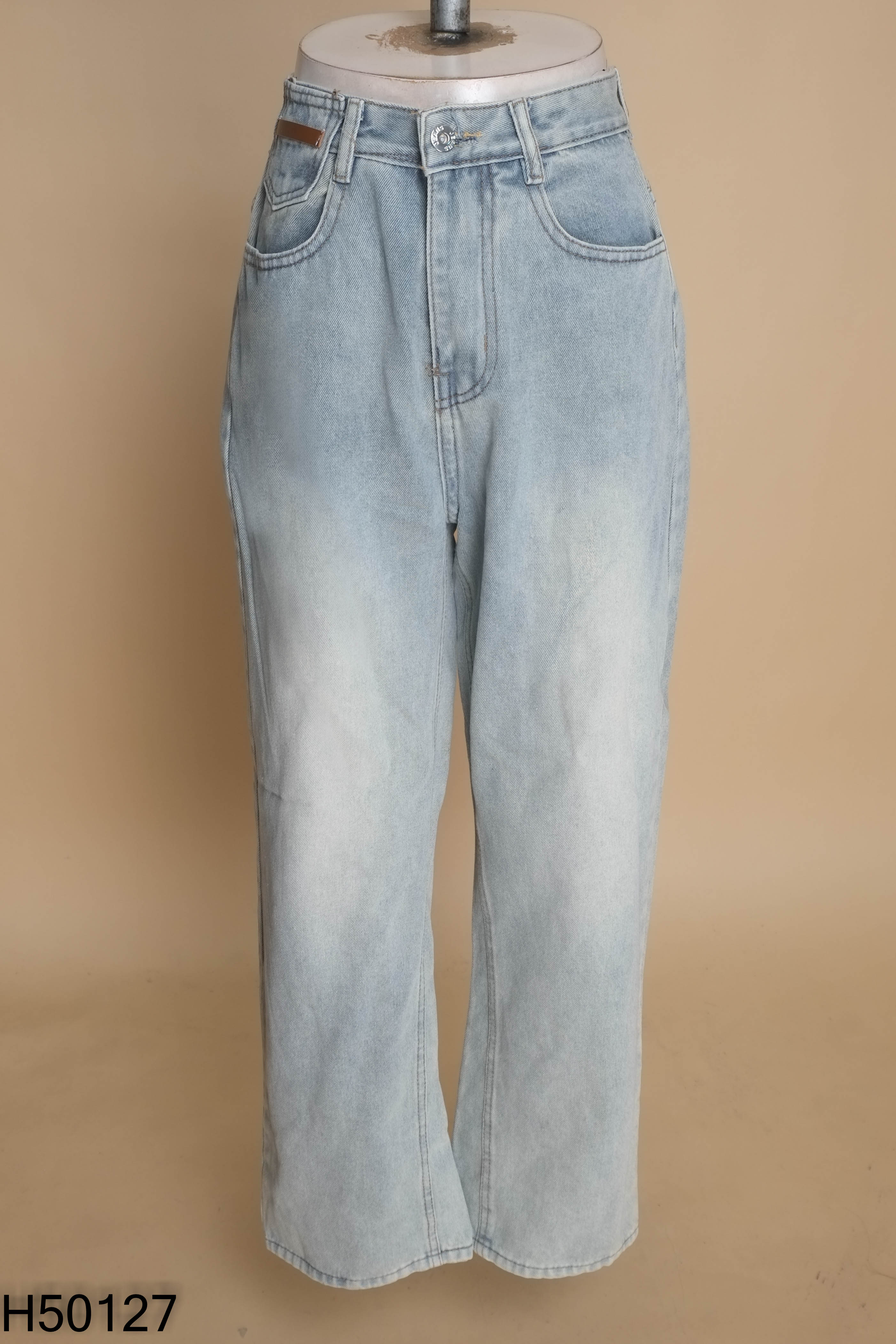 Quần jeans xanh túi thêu chữ