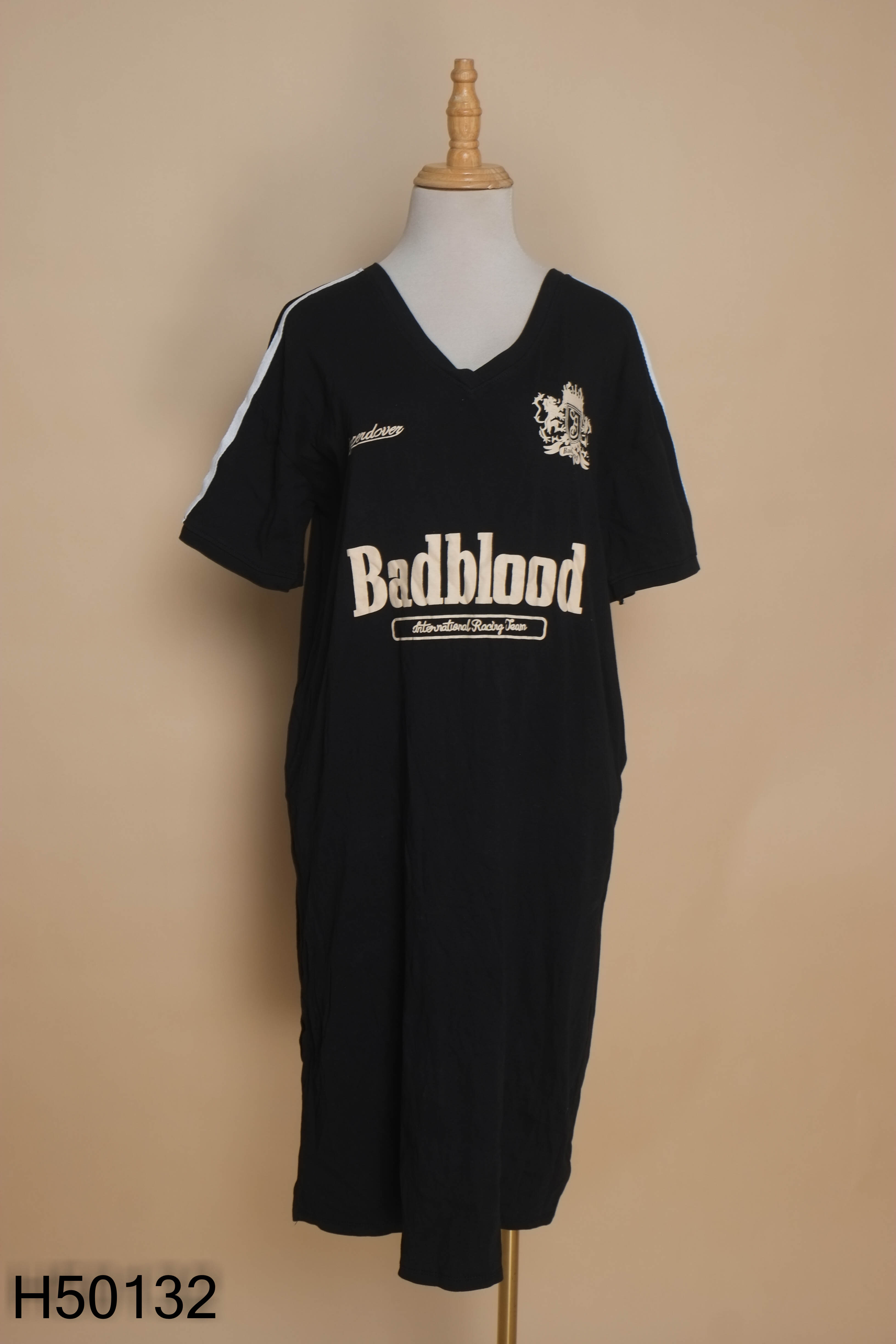 Váy đen suông in chữ Badblood