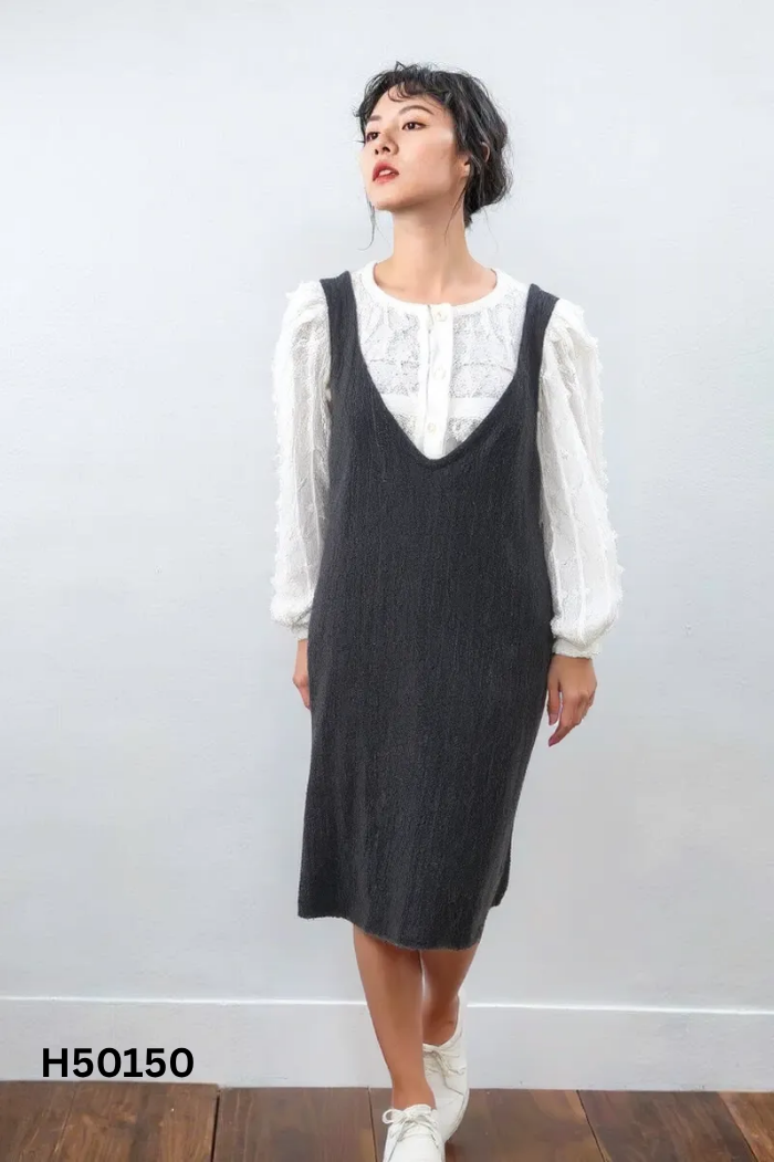 SET Váy yếm len xám + áo trắng