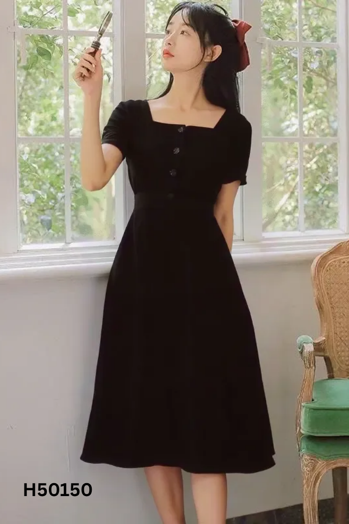 Váy đen cổ vuông phối cúc