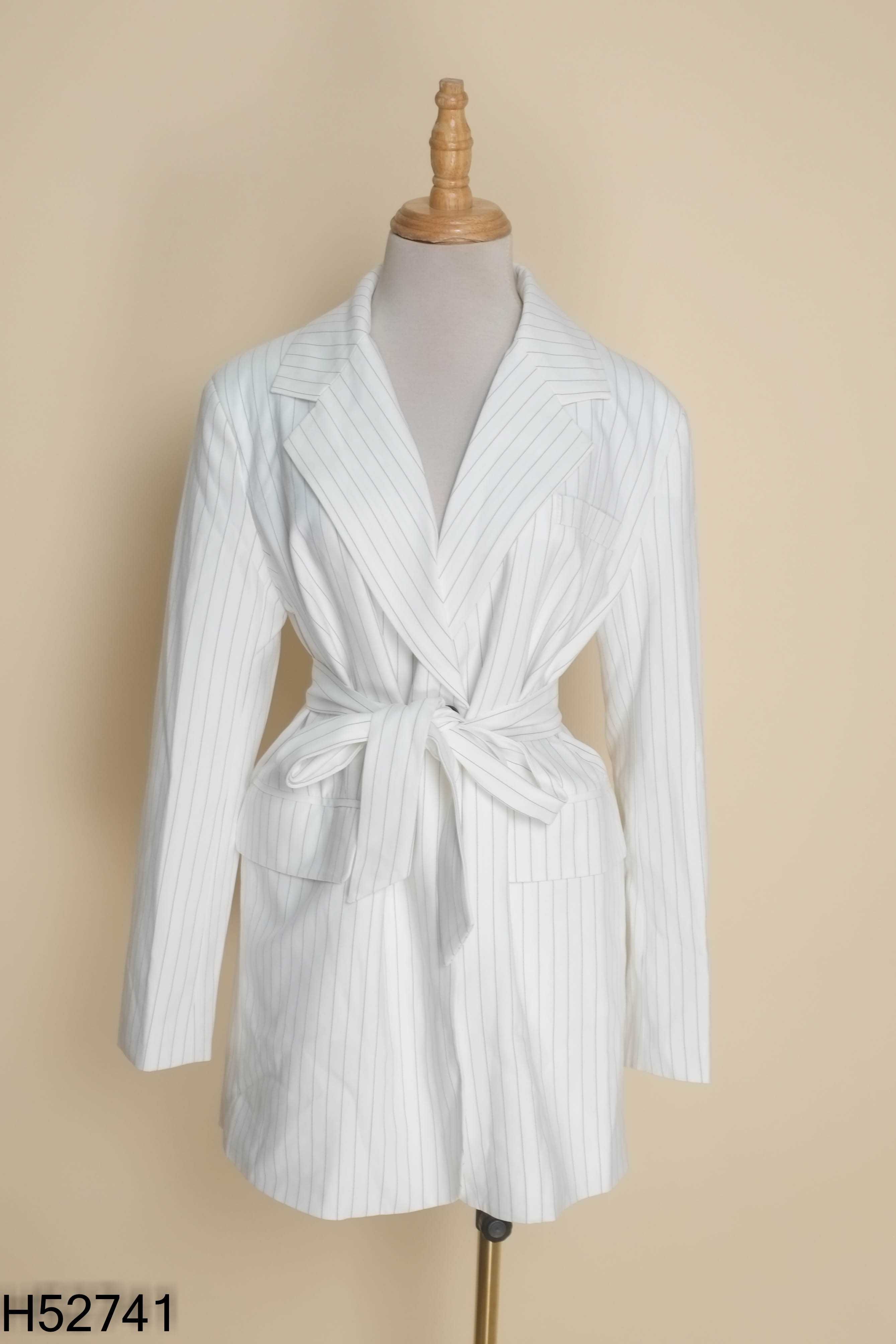 Set Áo blazers trắng kẻ sọc VANE + Quần short
