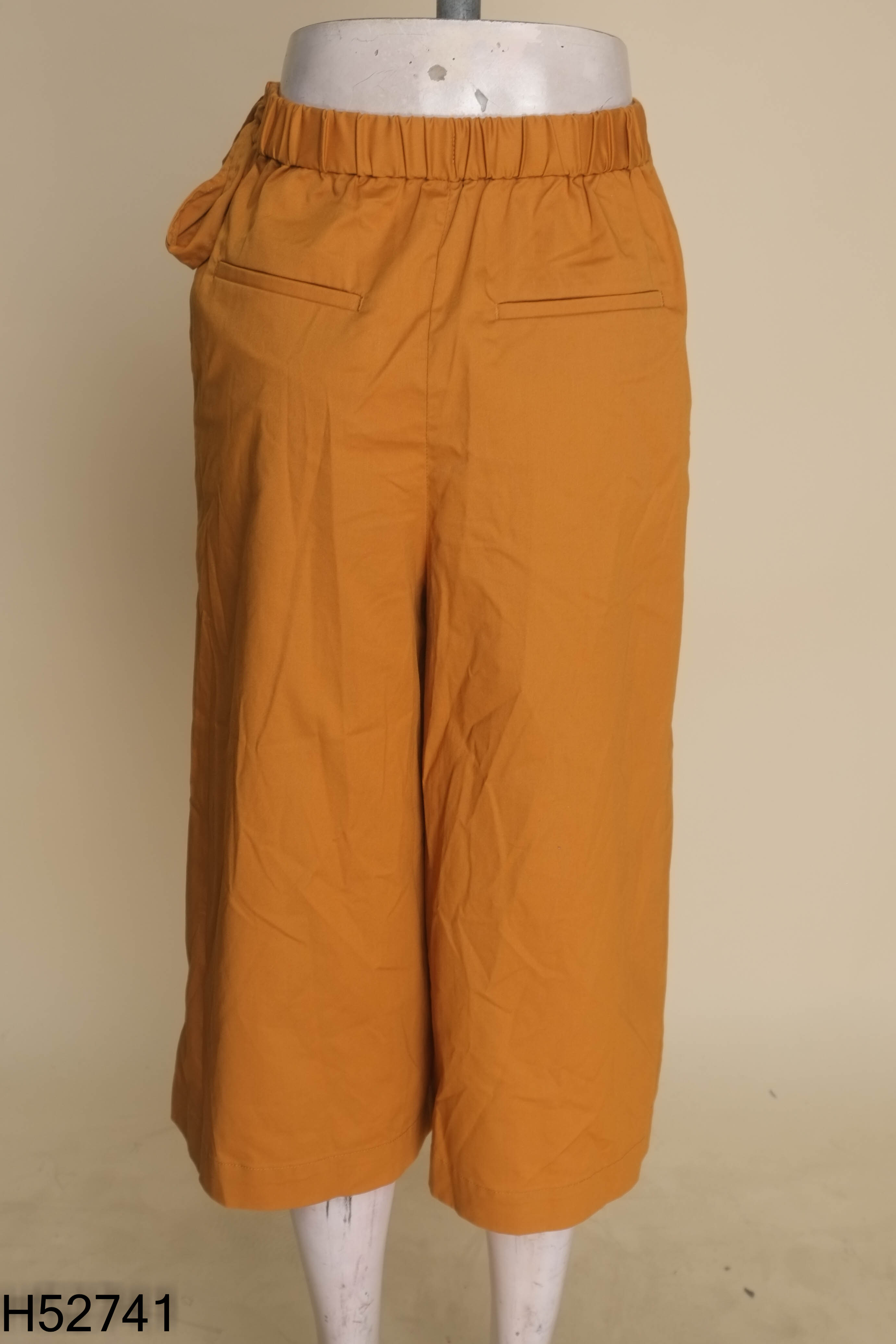 Quần nâu giả váy UNIQLO phối kiểu