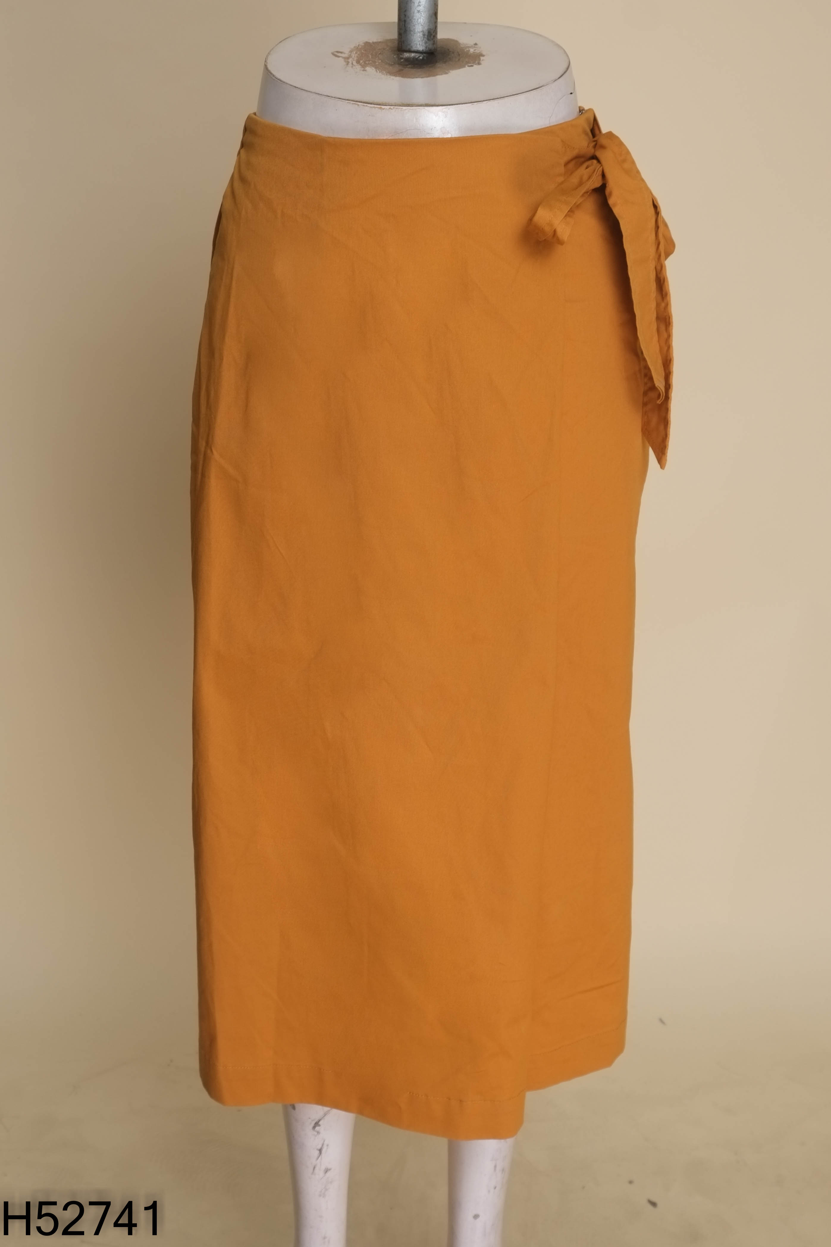 Quần nâu giả váy UNIQLO phối kiểu
