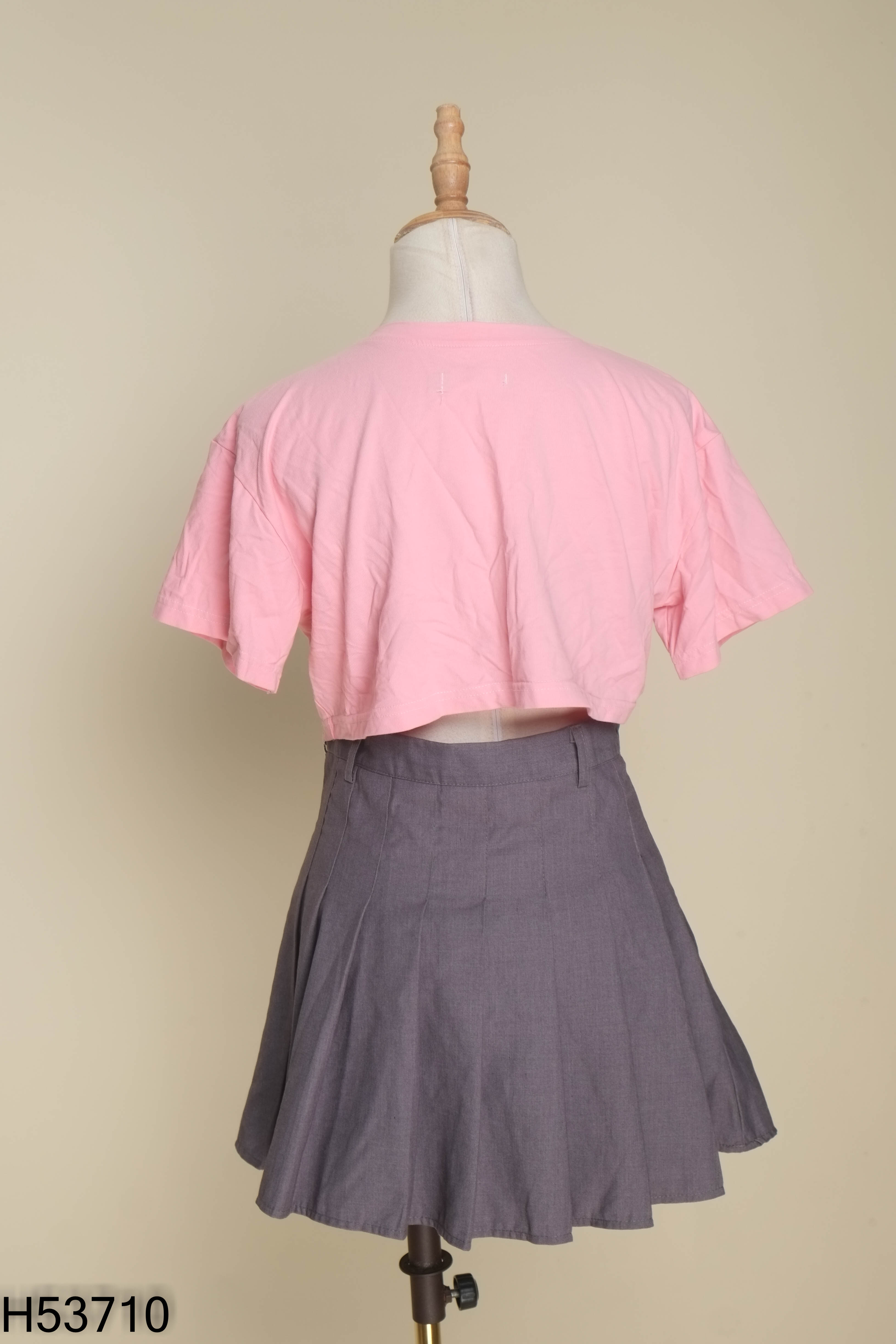 Set áo croptop hồng + chân váy xám