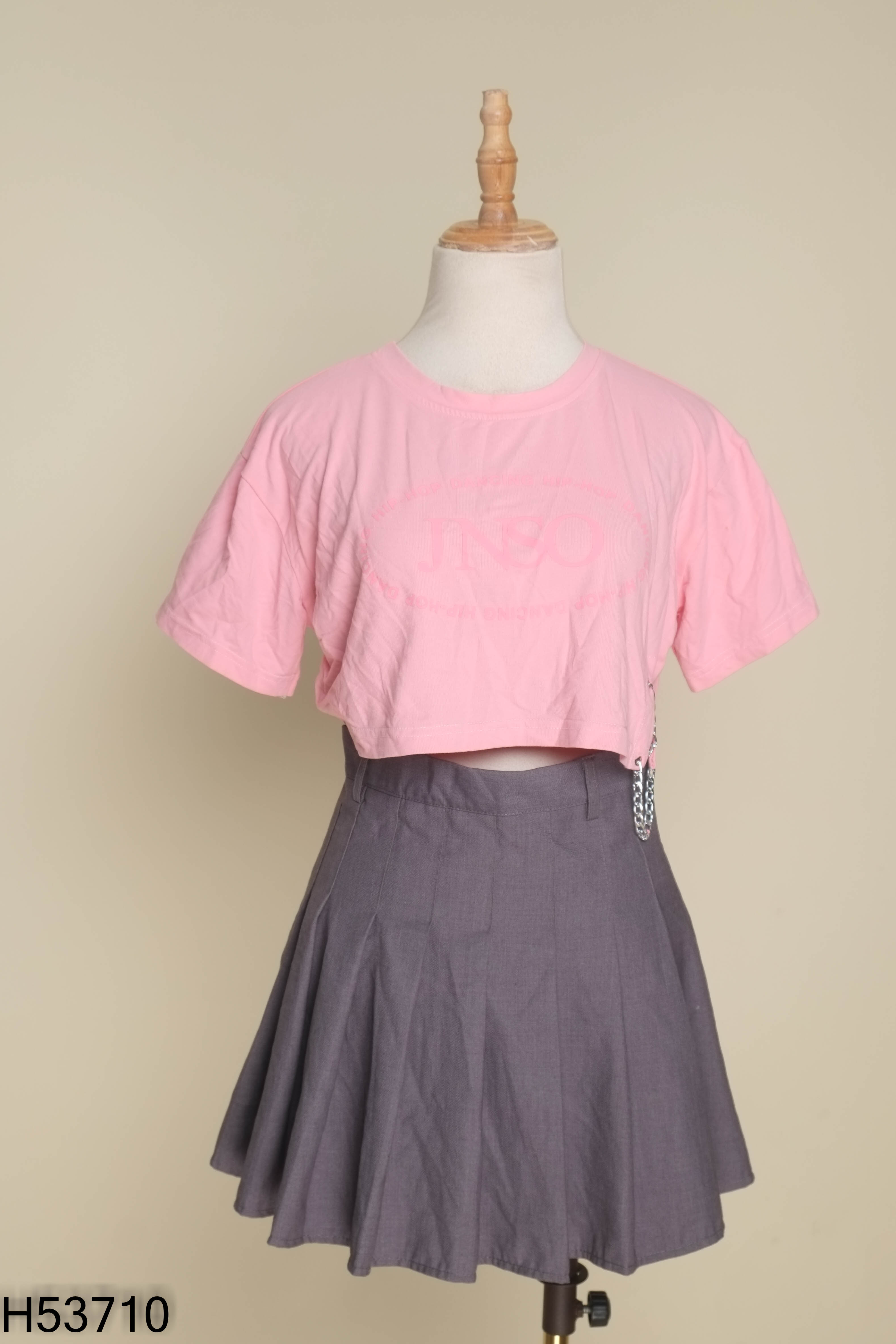 Set áo croptop hồng + chân váy xám