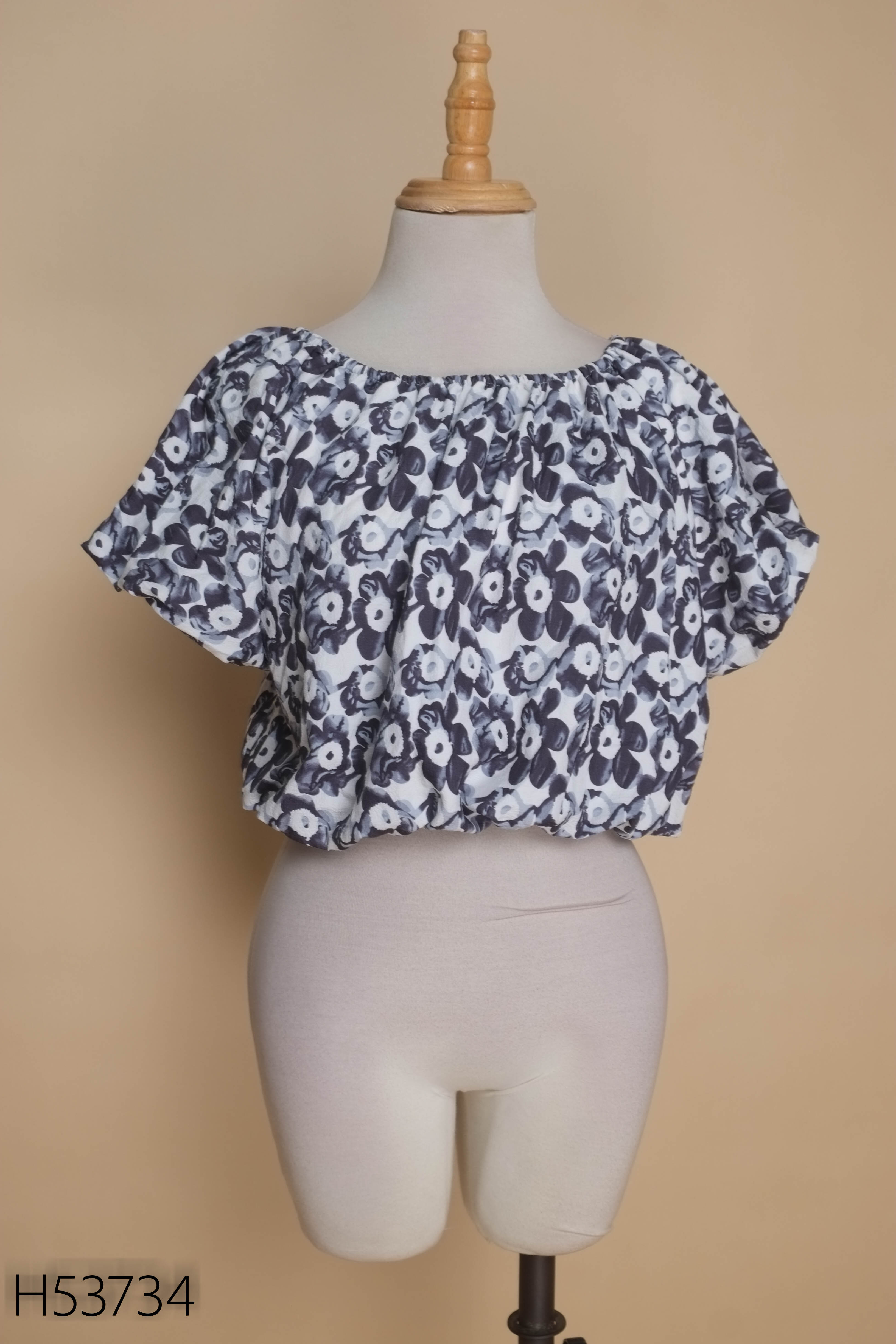 Áo đen hoa trắng dáng bồng