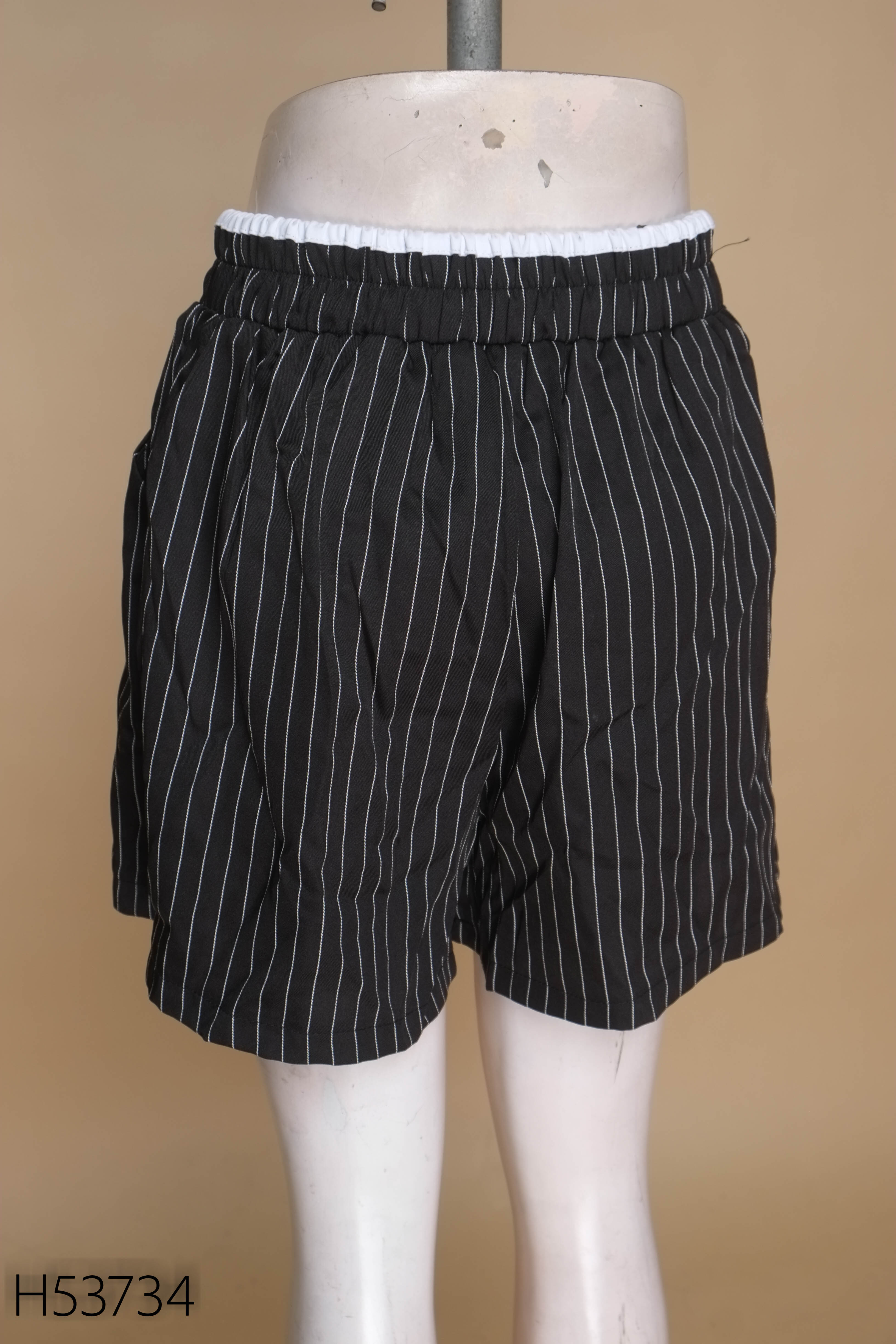 Quần shorts đen kẻ trắng