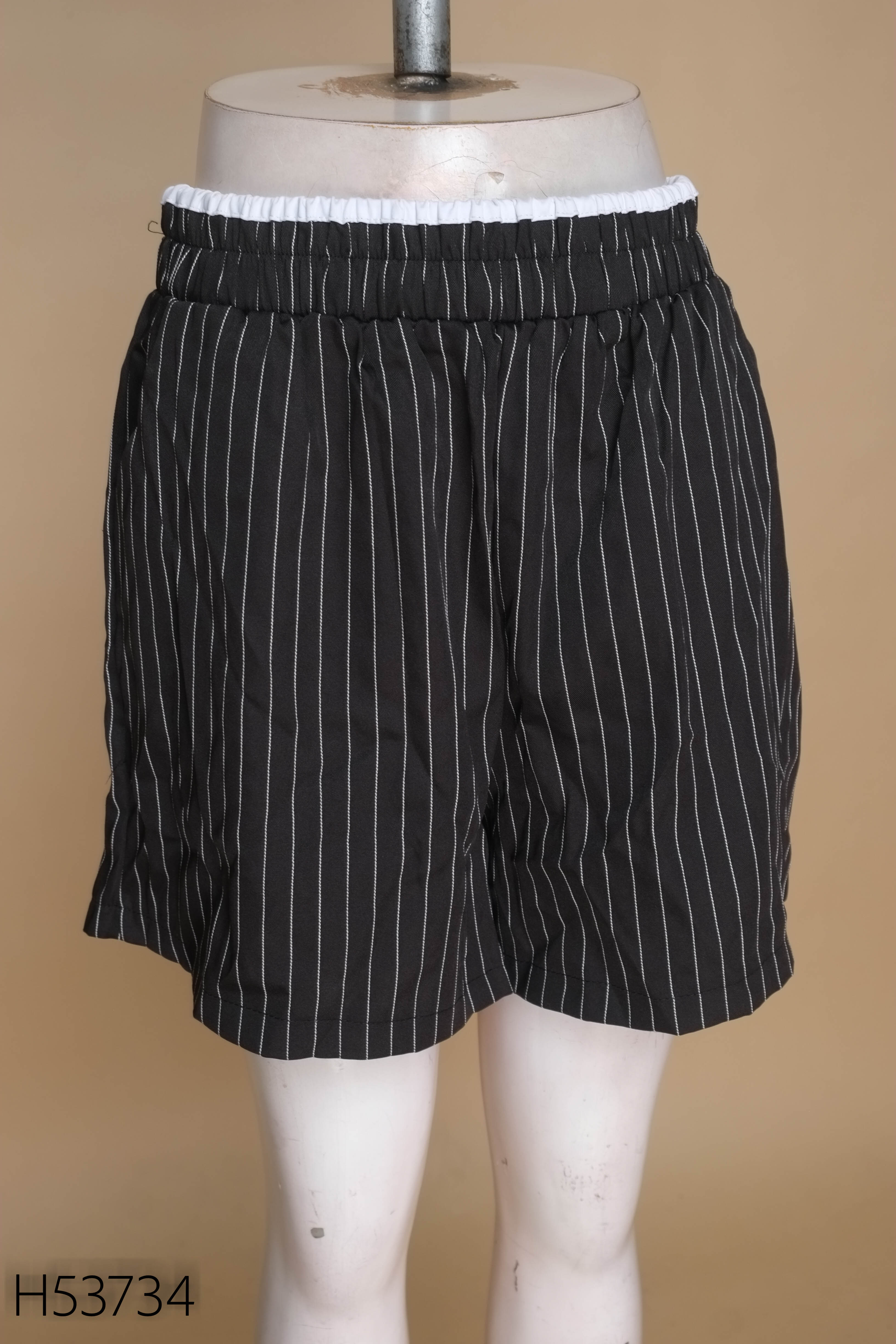 Quần shorts đen kẻ trắng
