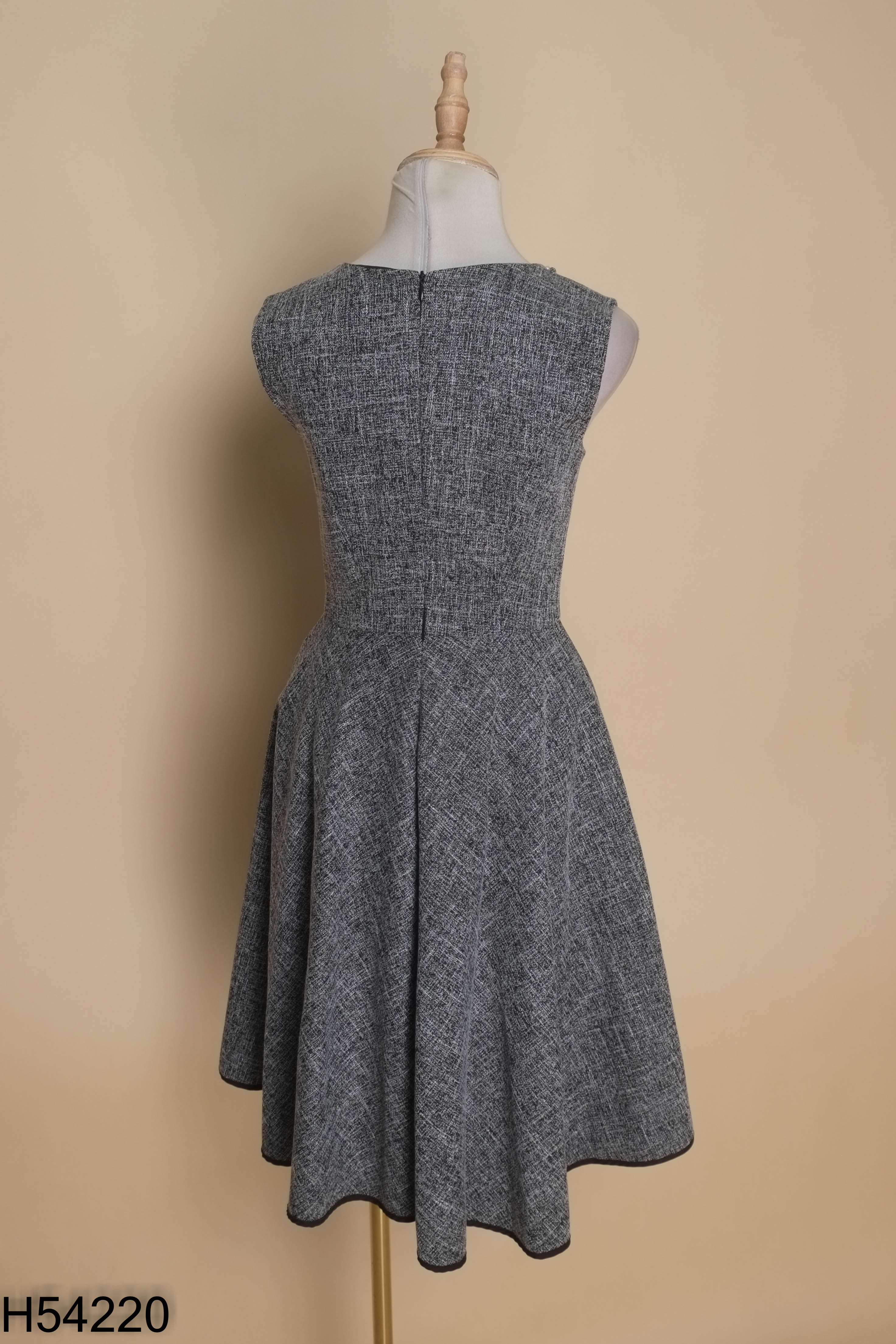 Váy HUONG BOUTIQUE xám sát nách