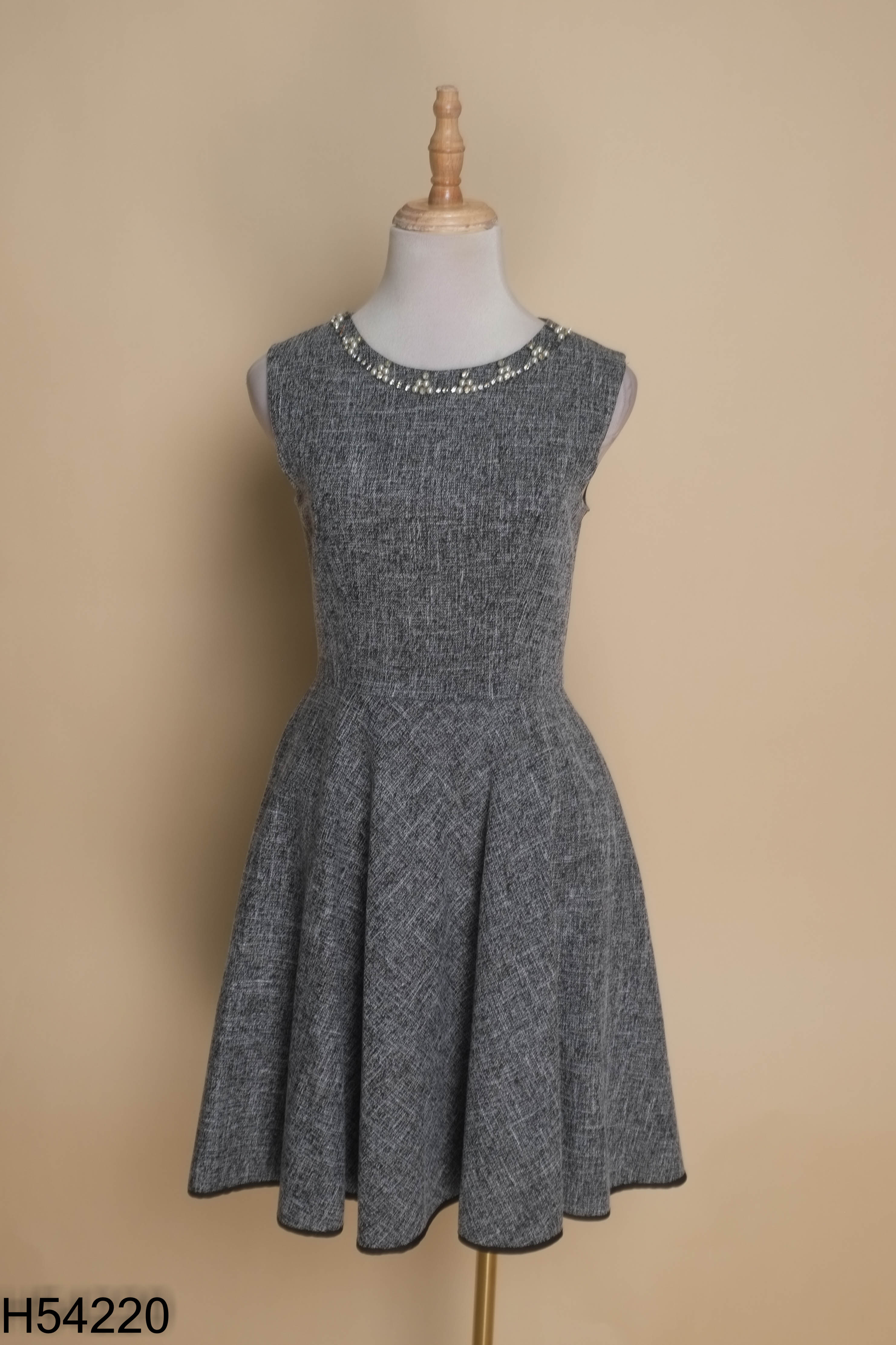 Váy HUONG BOUTIQUE xám sát nách