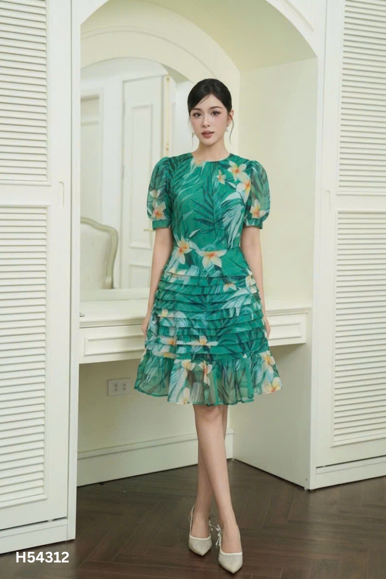 Váy xanh nền hoa