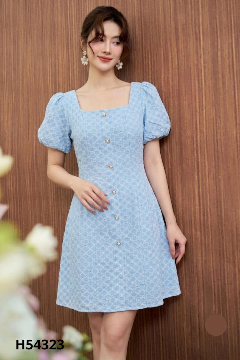 Váy xanh họa tiết trắng cúc ngọc