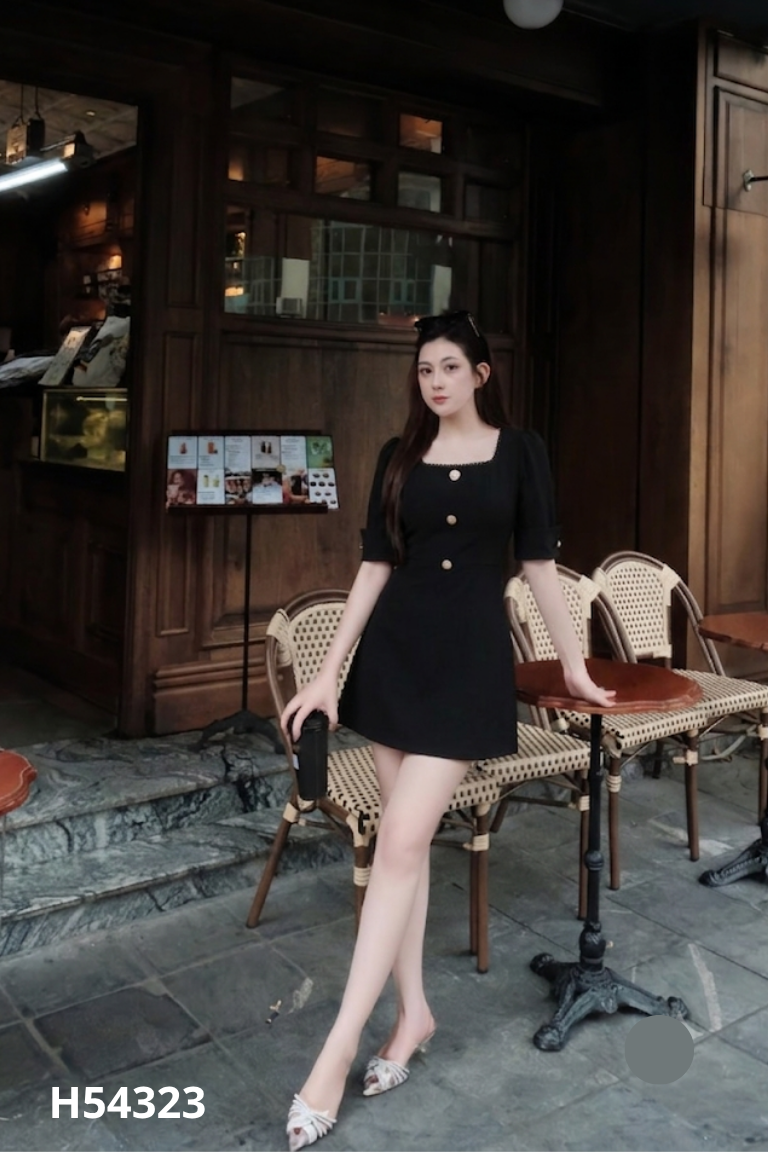 Váy đen viền cổ phối cúc sáng