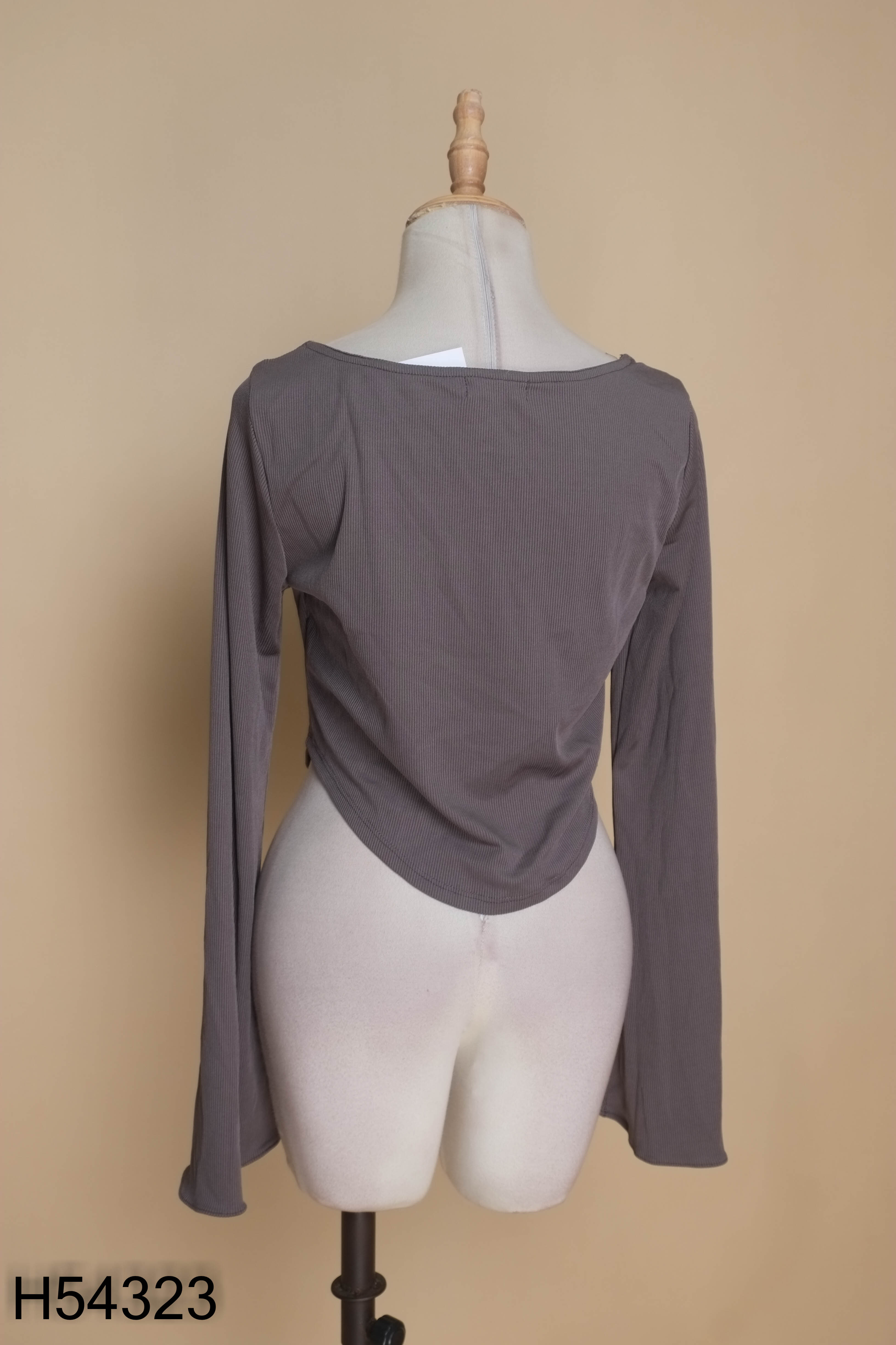 Áo croptop xám đậm họa tiết nơ