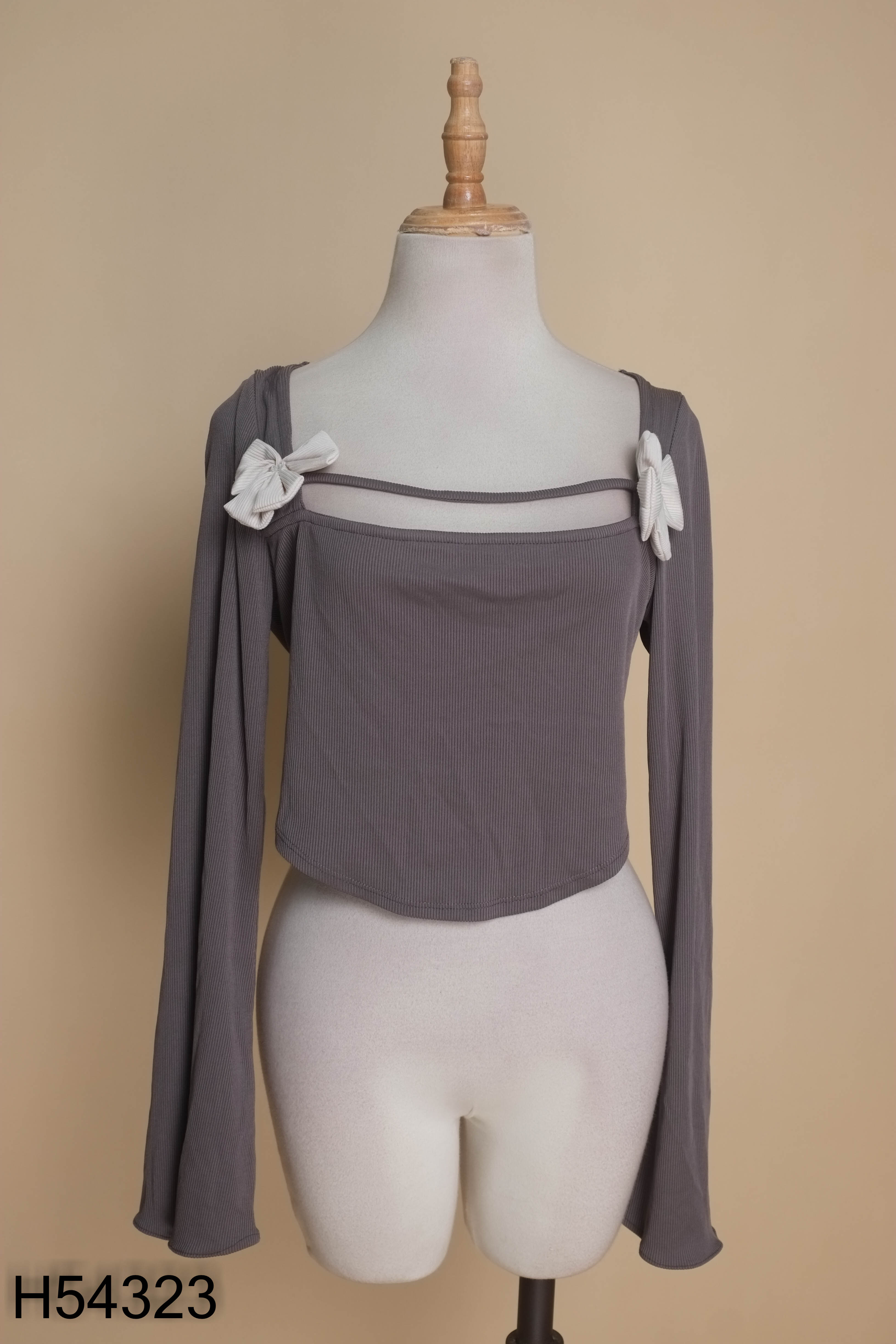 Áo croptop xám đậm họa tiết nơ