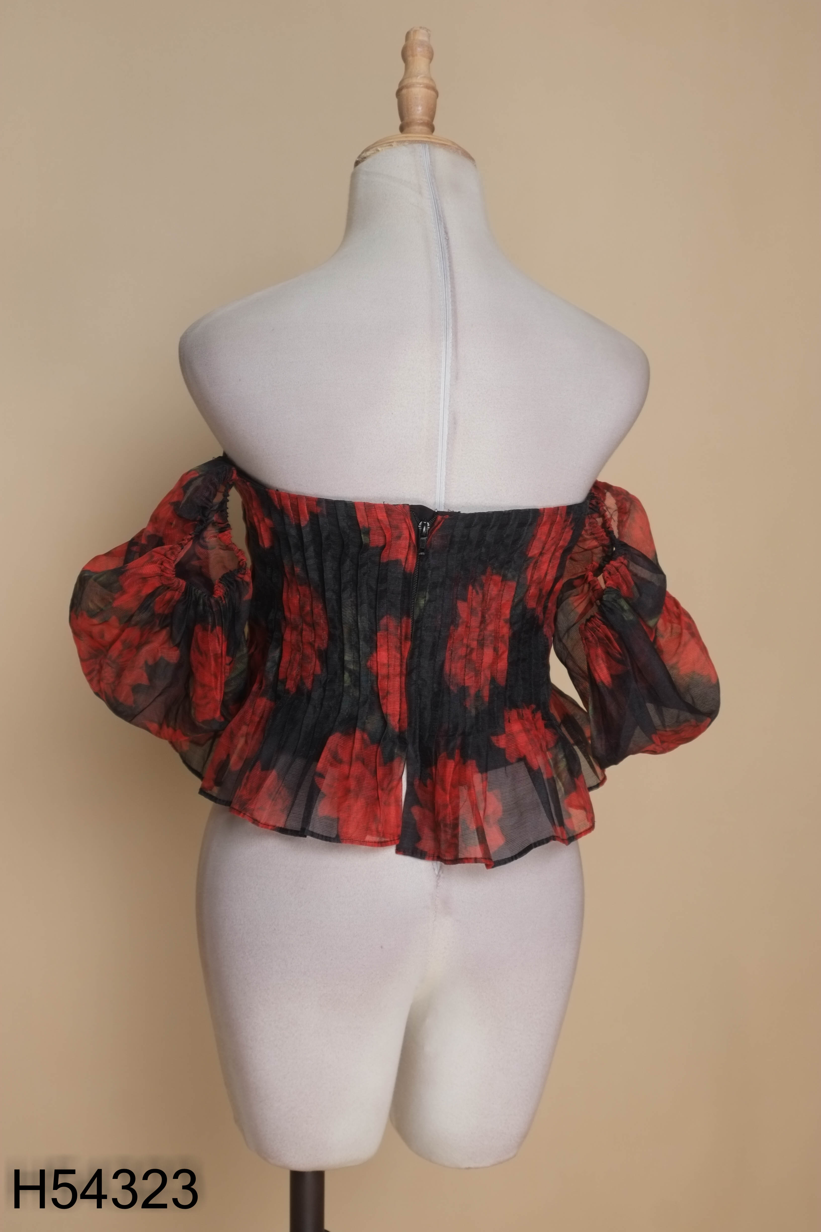 Áo croptop đen đỏ họa tiết gấp ly