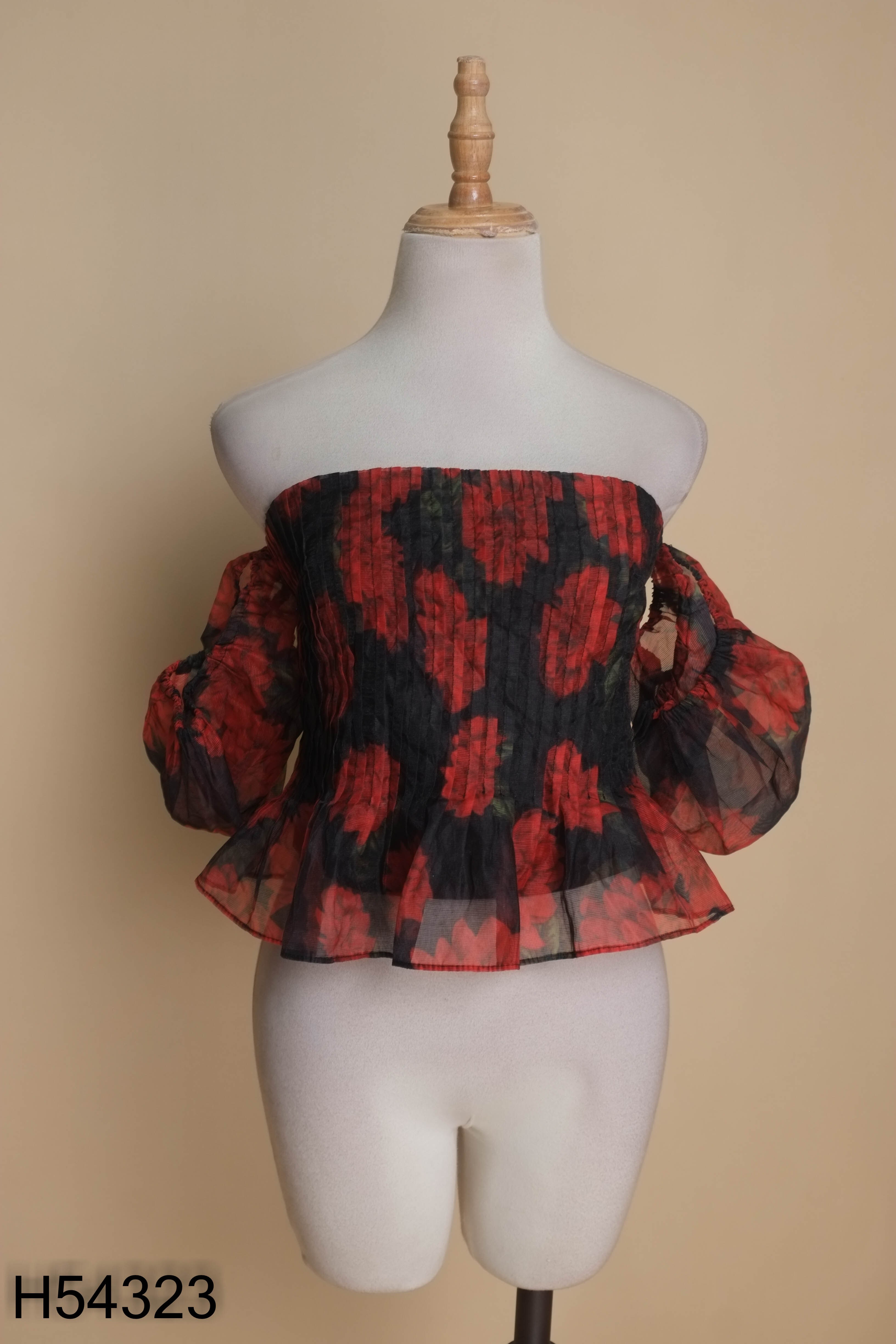 Áo croptop đen đỏ họa tiết gấp ly