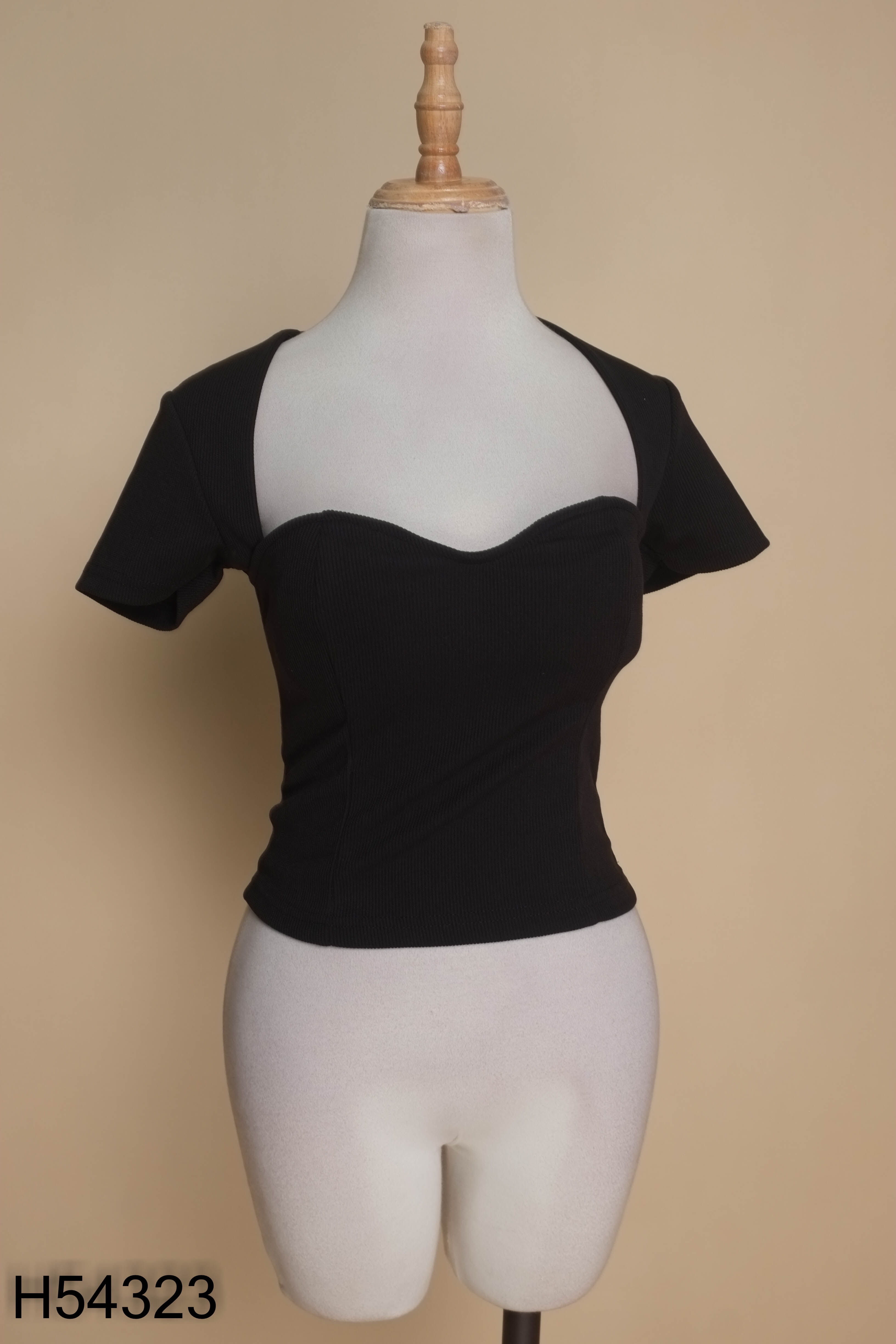 Áo babytee đen cổ vuông