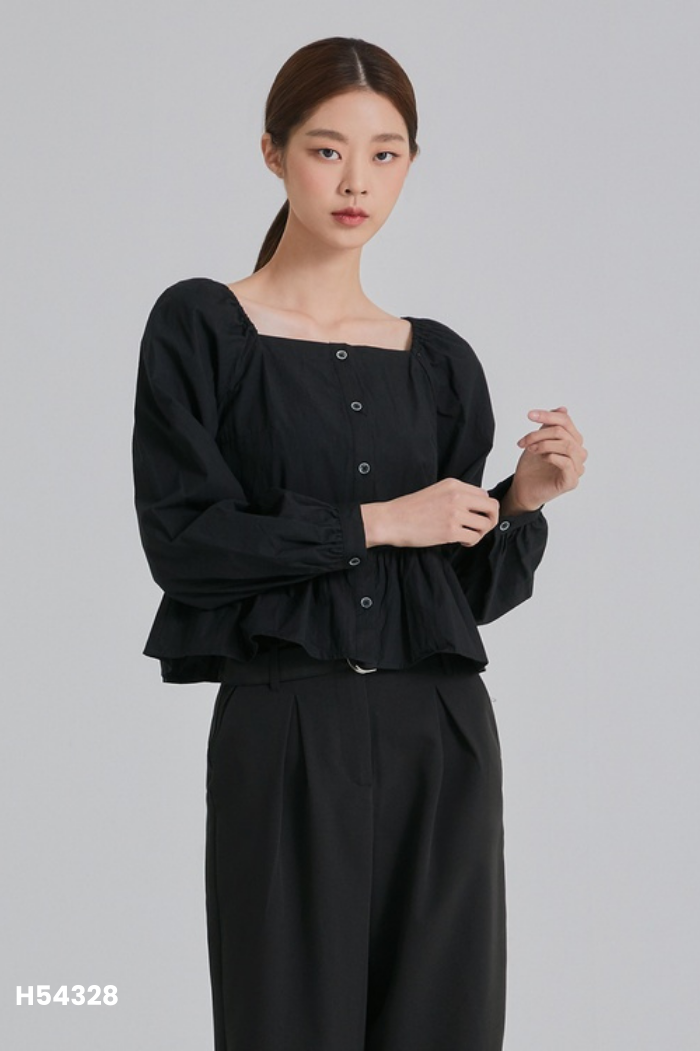 Áo đen phối cúc cổ vuông