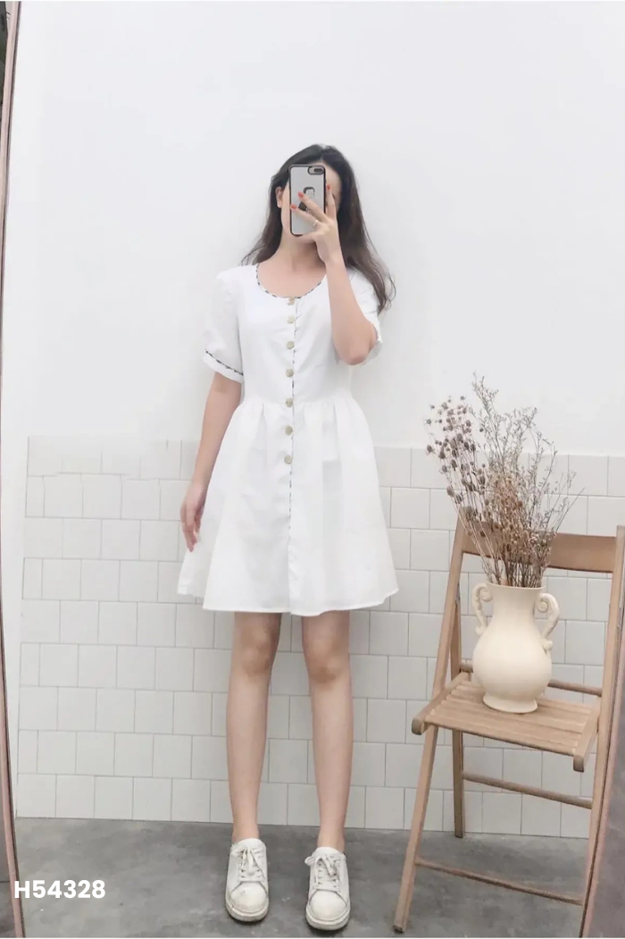 Váy trắng phối cúc gỗ