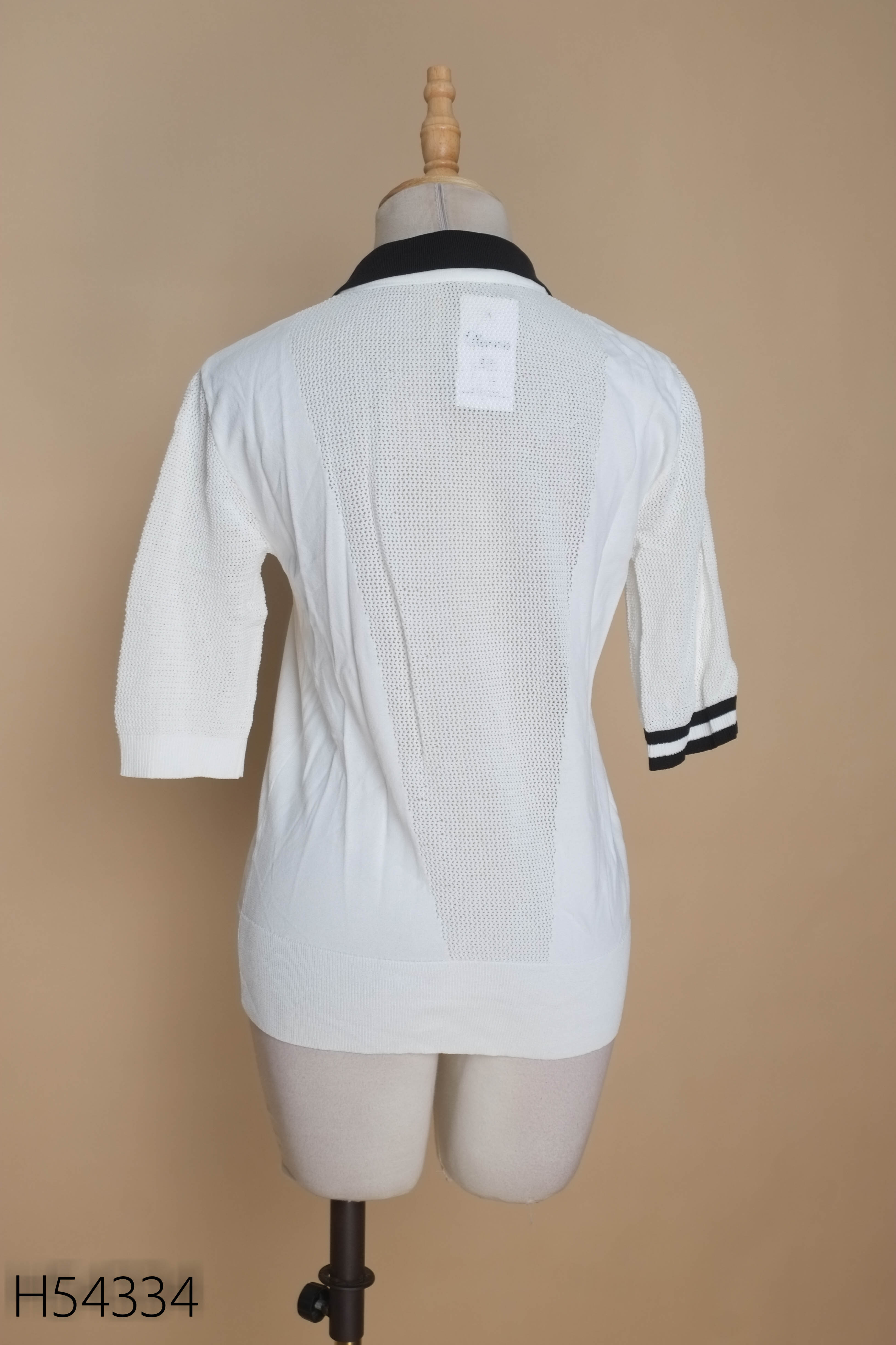Áo polo len trắng lỗ cổ đen