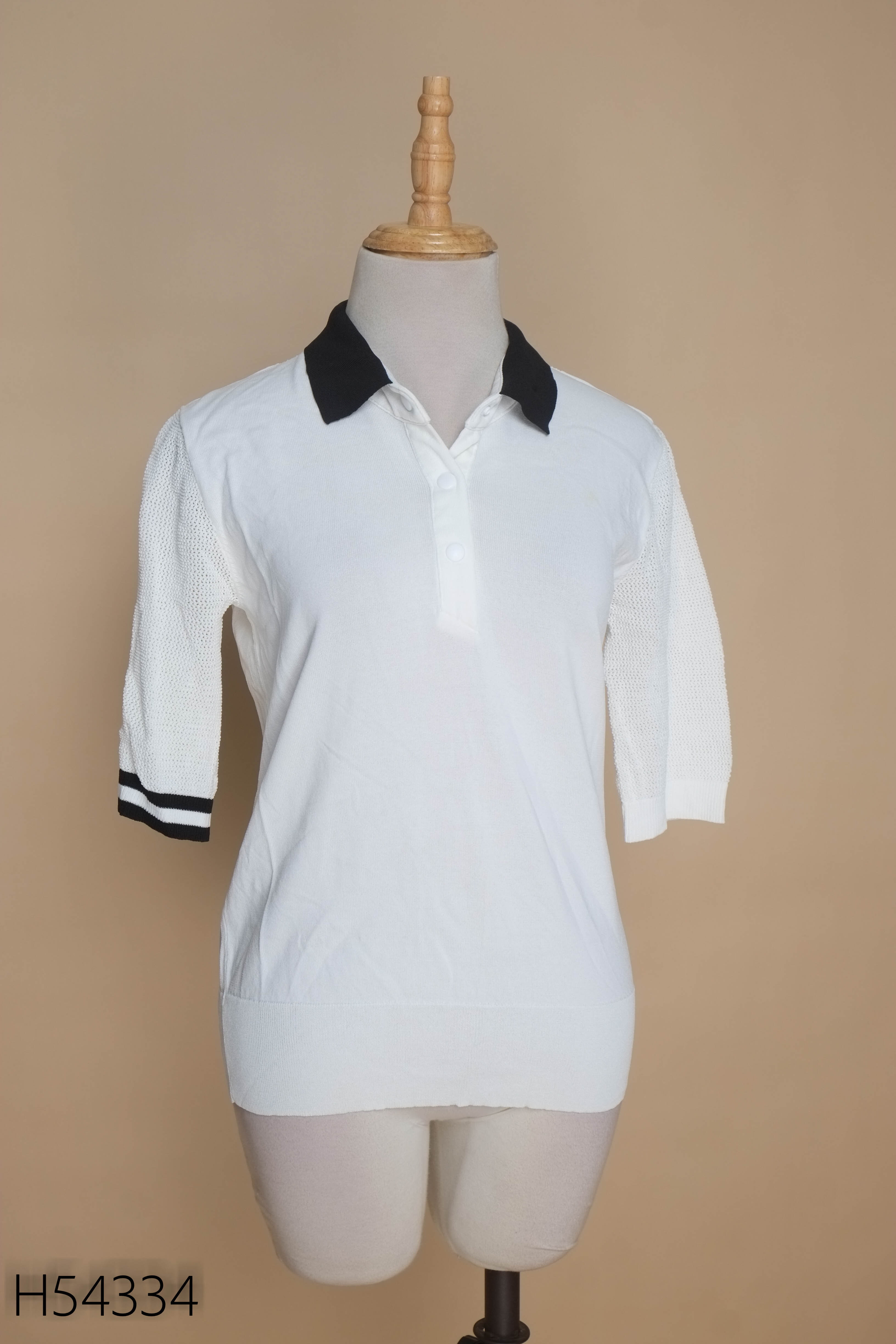 Áo polo len trắng lỗ cổ đen