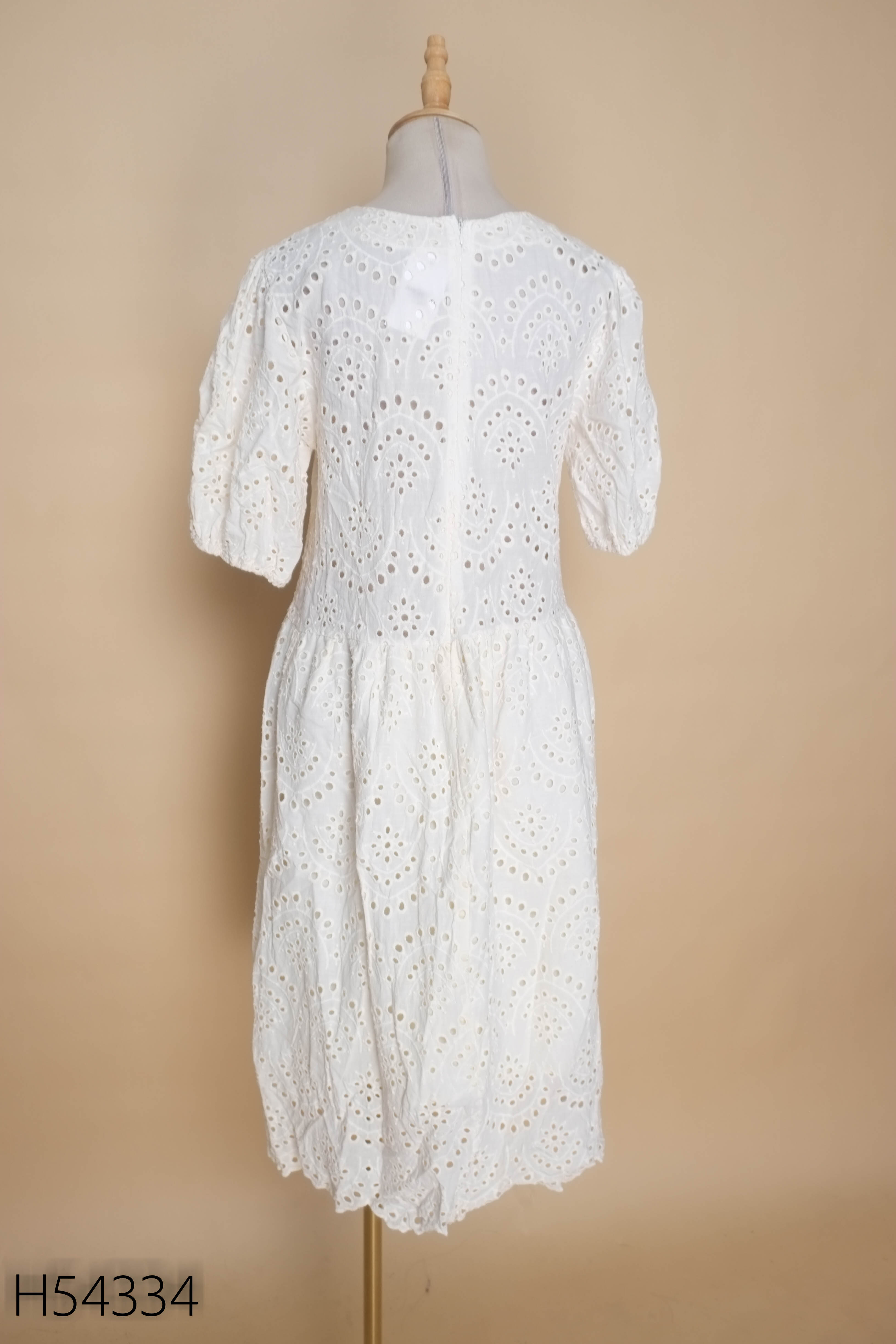 Váy be họa tiết lỗ babydoll
