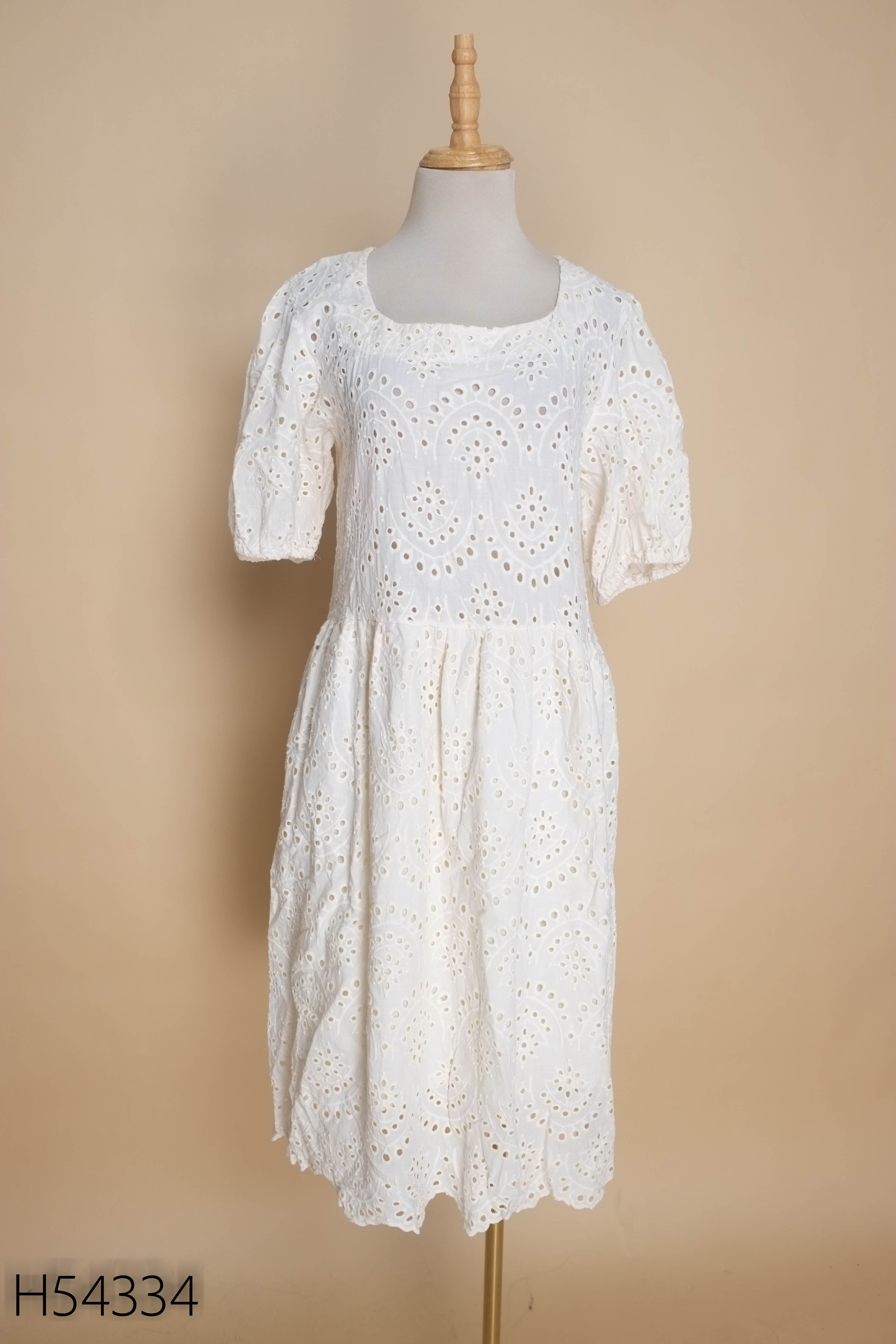 Váy be họa tiết lỗ babydoll
