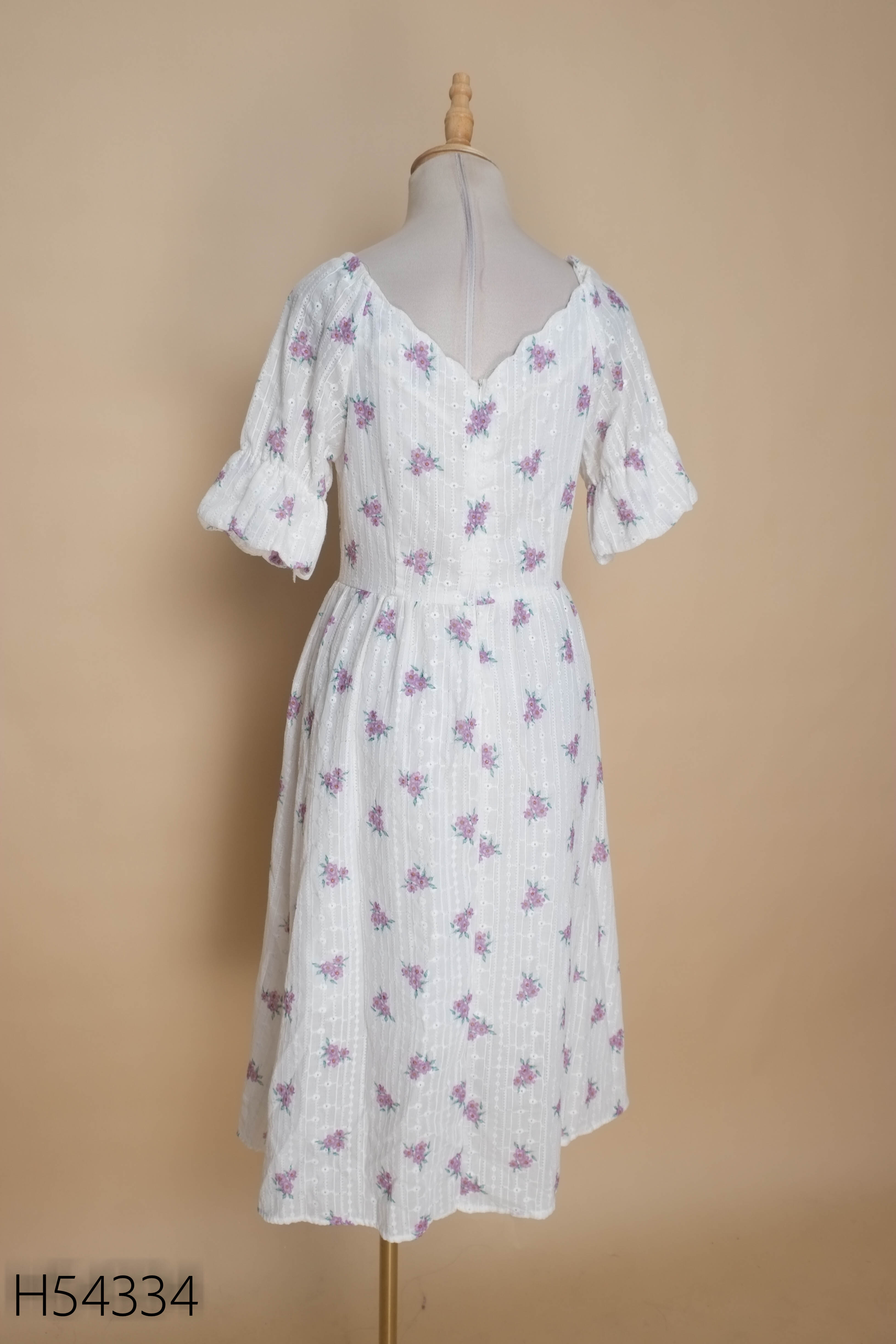 Váy trắng họa tiết hoa tím babydoll