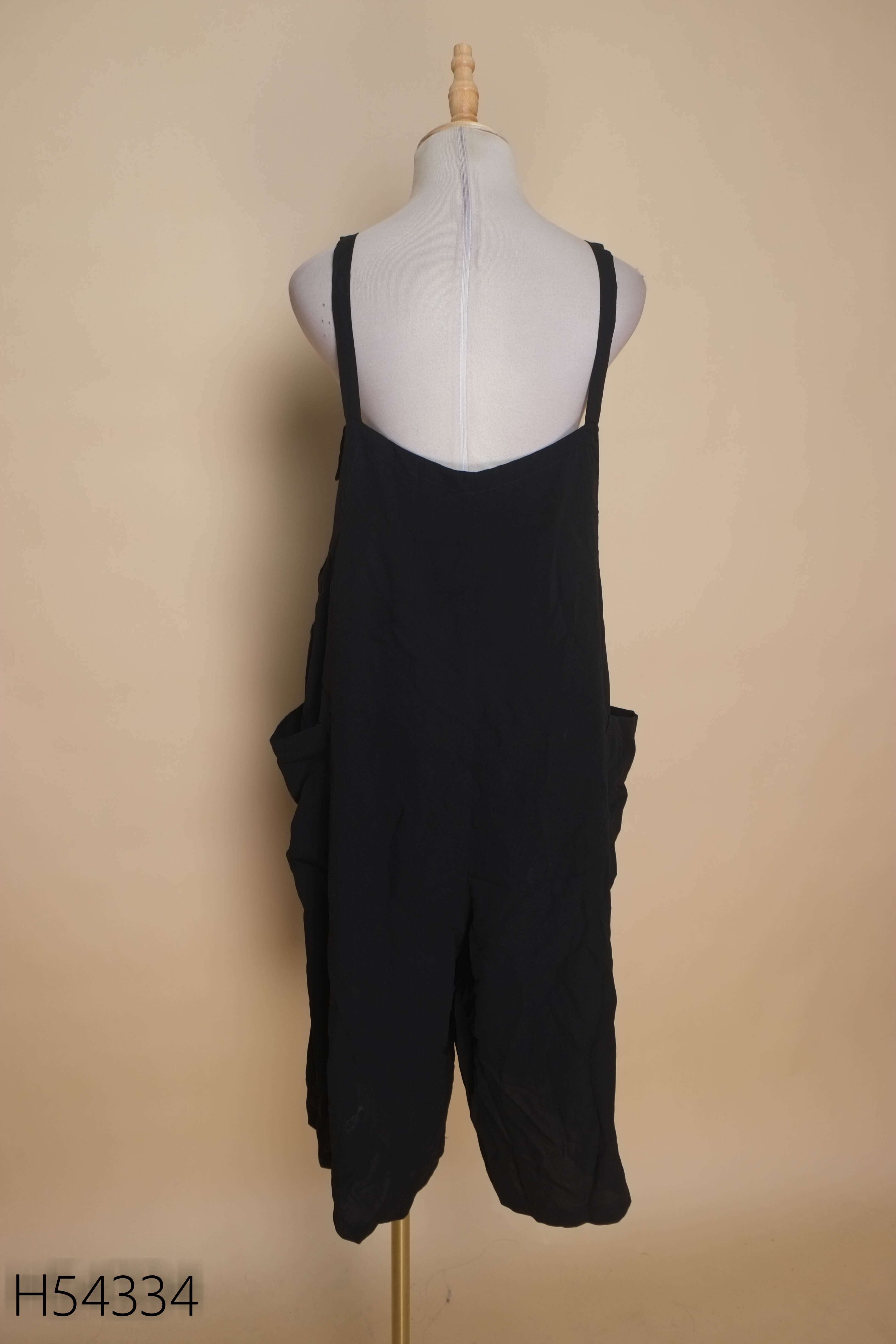 Jumpsuit hai dây đen phối túi