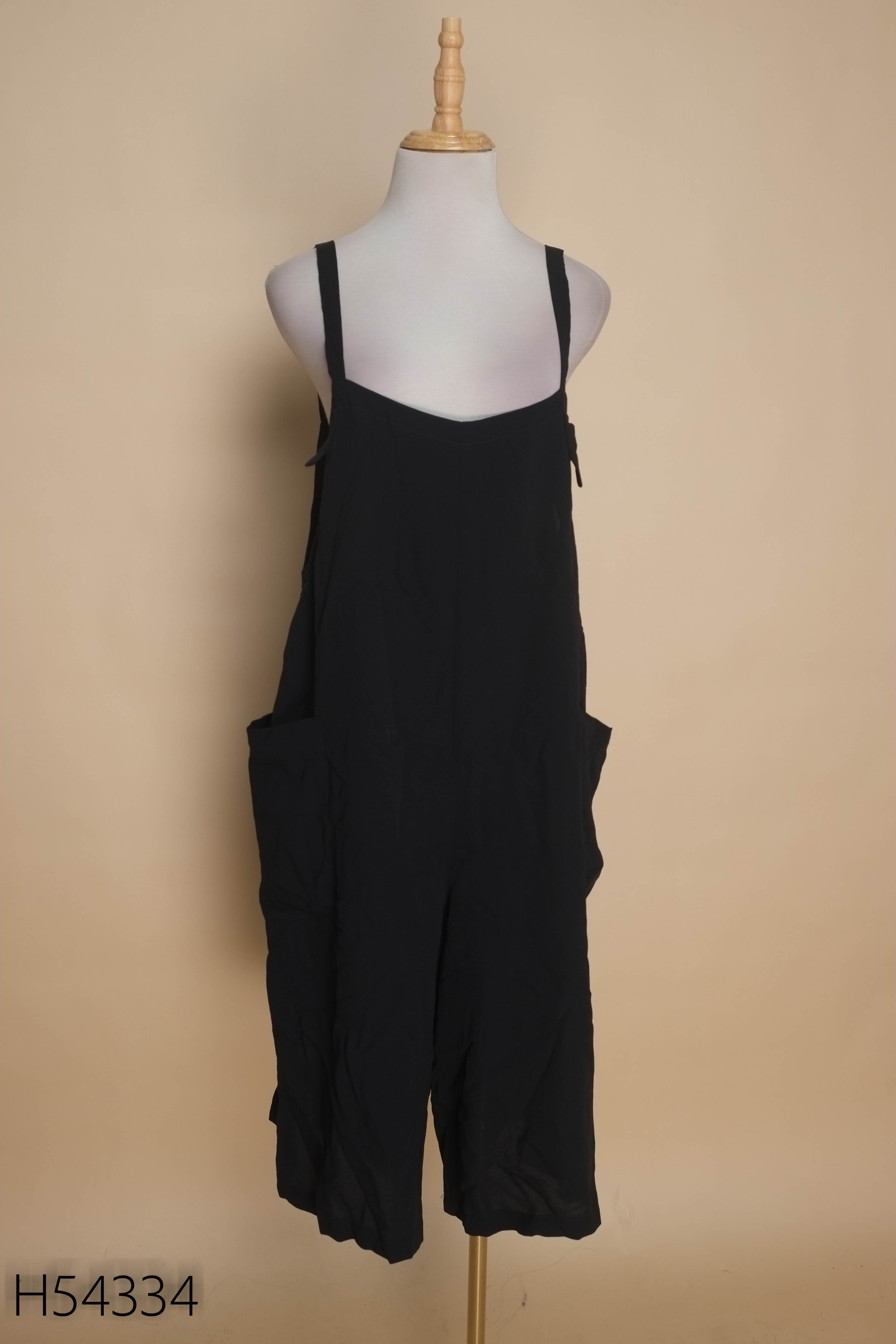 Jumpsuit hai dây đen phối túi