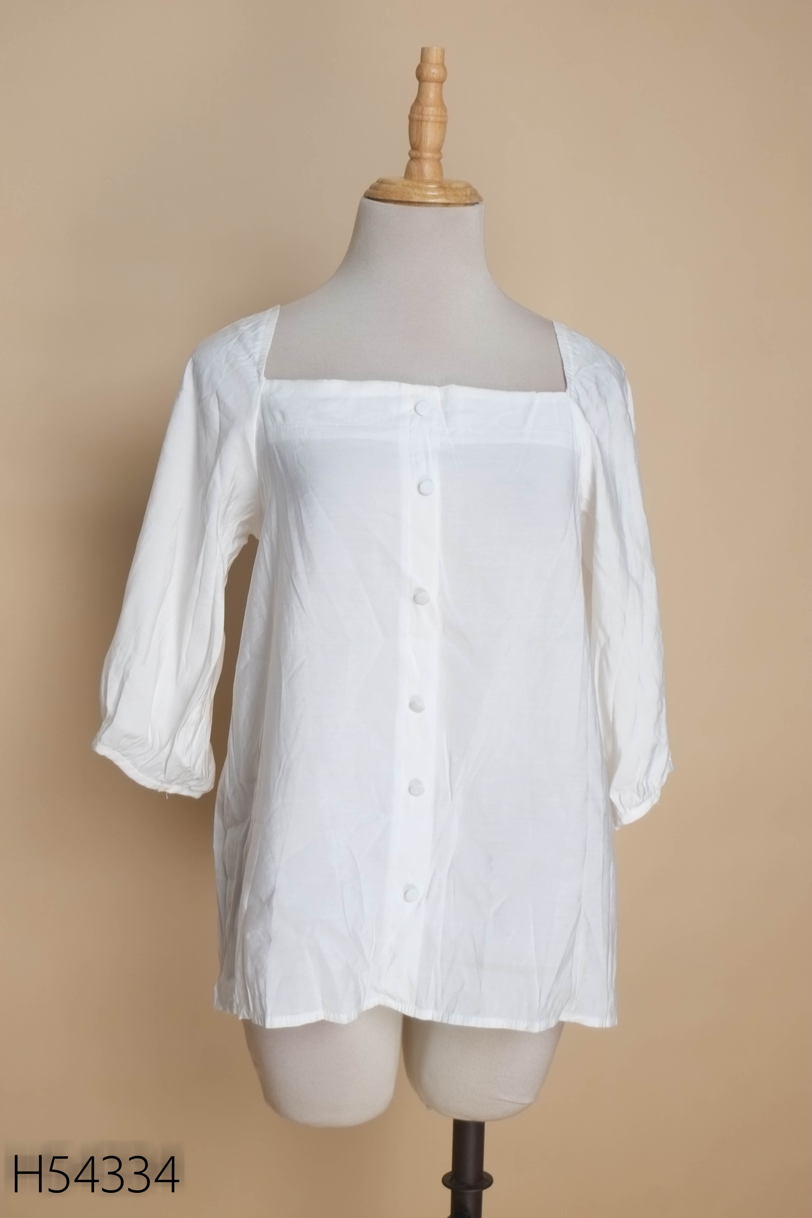 Áo trắng cổ vuông nhăn