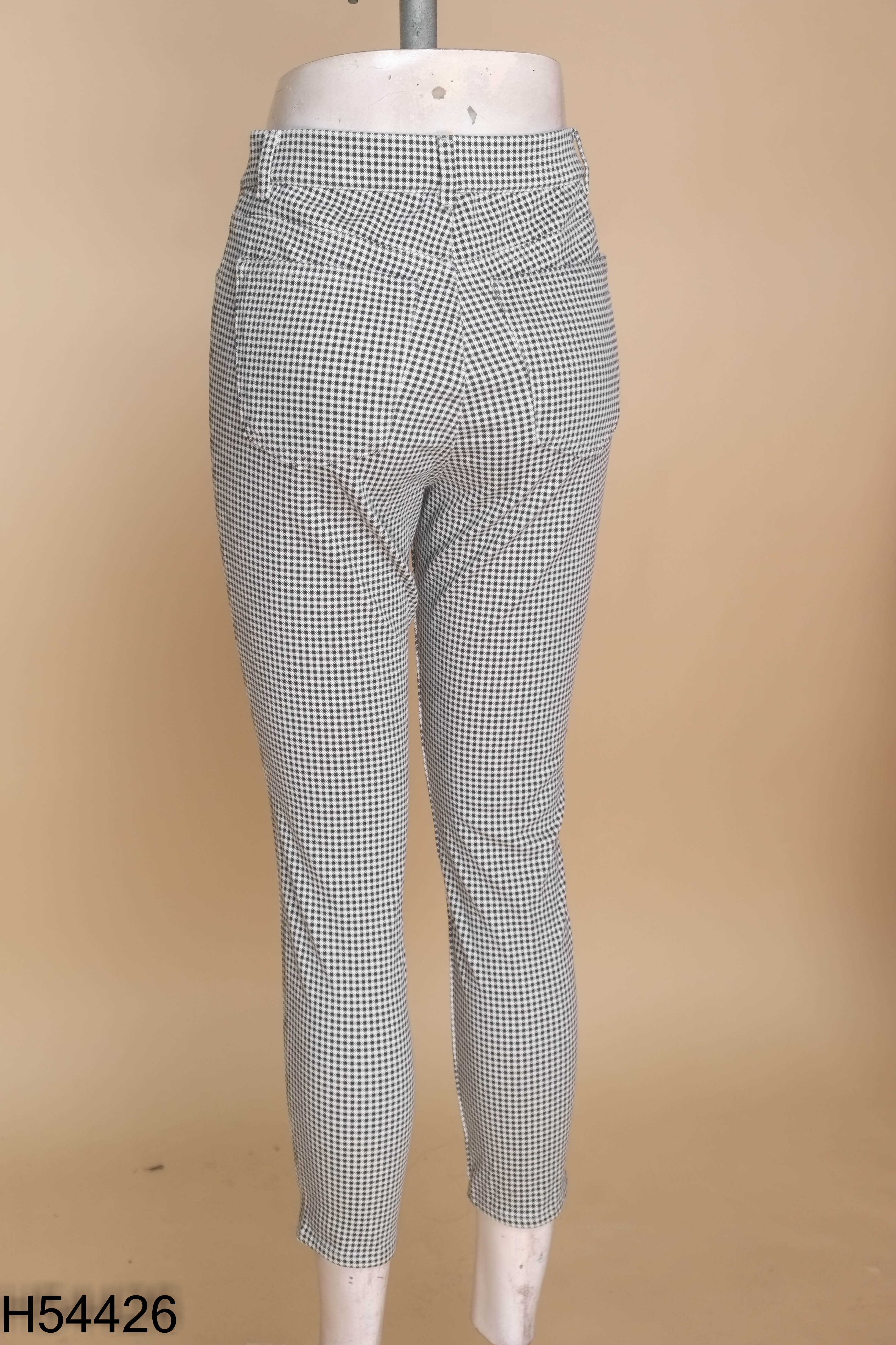 Quần UNIQLO đen be kẻ caro