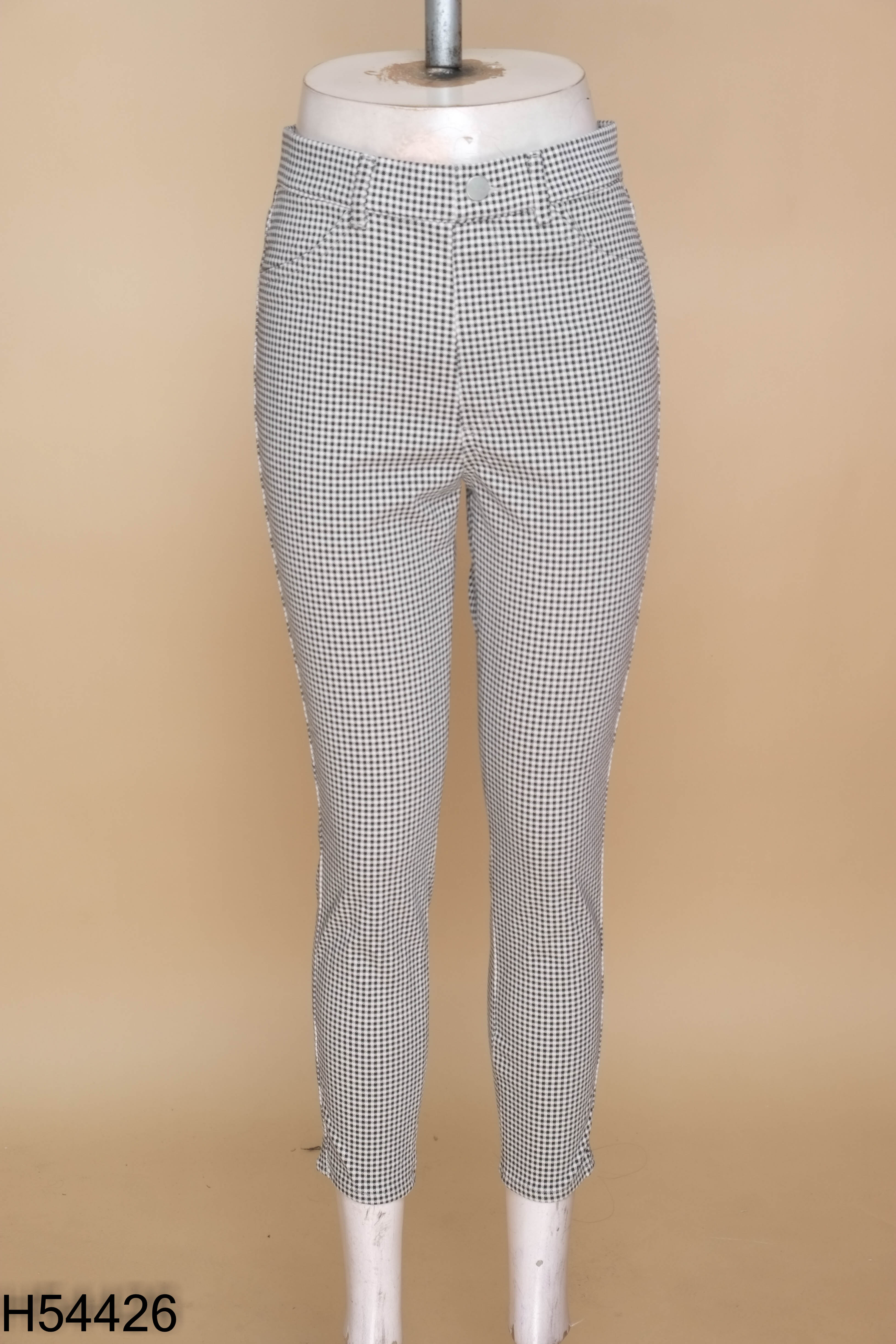 Quần UNIQLO đen be kẻ caro
