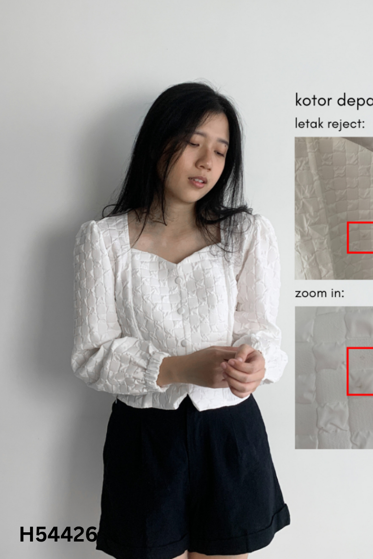 Áo trắng nhăn cổ vuông