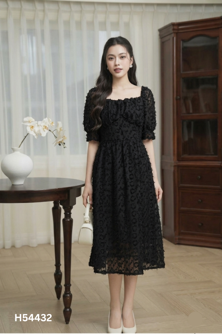 Váy đen tay phồng