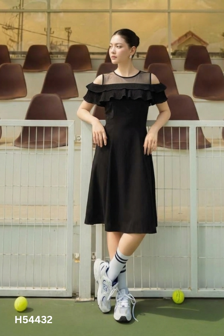 Váy đen ngắn viền bèo